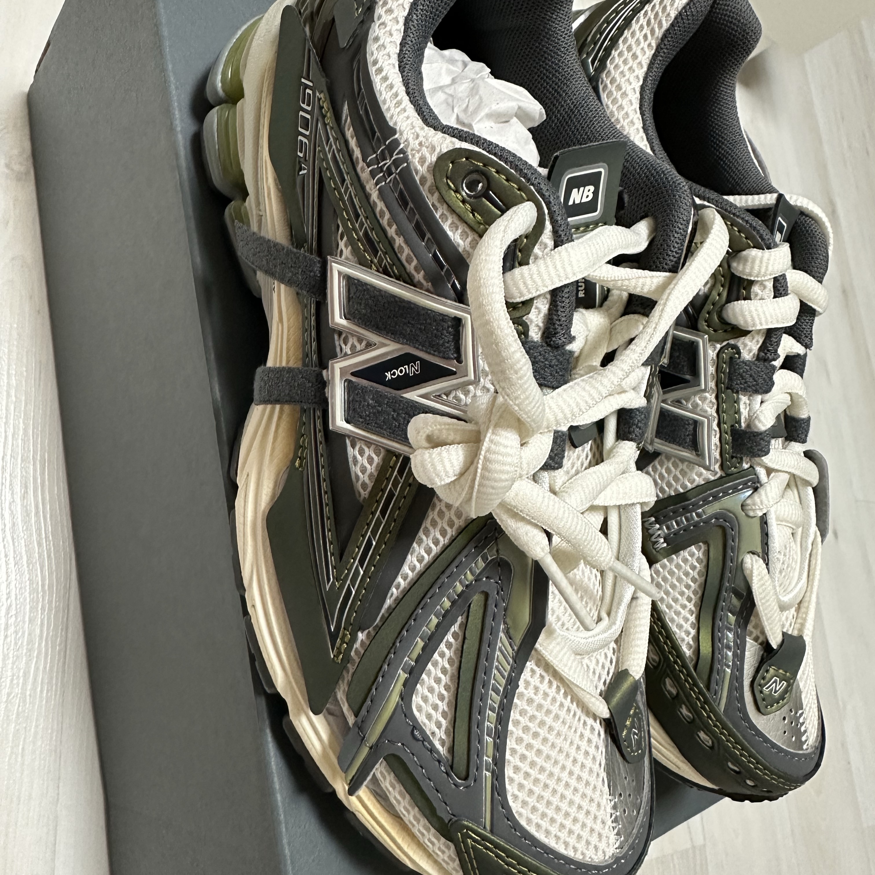 New Balance 1906A Olive Juice Sea Salt 착용 스타일 - 2