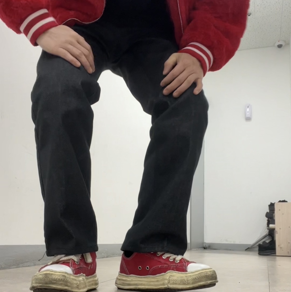 Maison Mihara Yasuhiro Peterson VL OG Sole Canvas Low-top Sneakers Red 착용 스타일 - 1