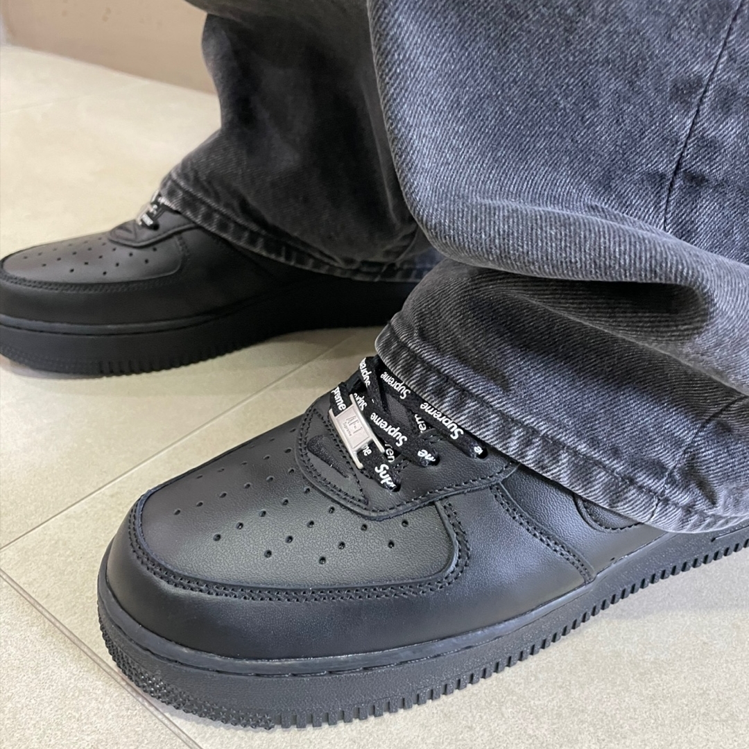 Nike x Supreme Air Force 1 Low Black 착용 스타일 - 2
