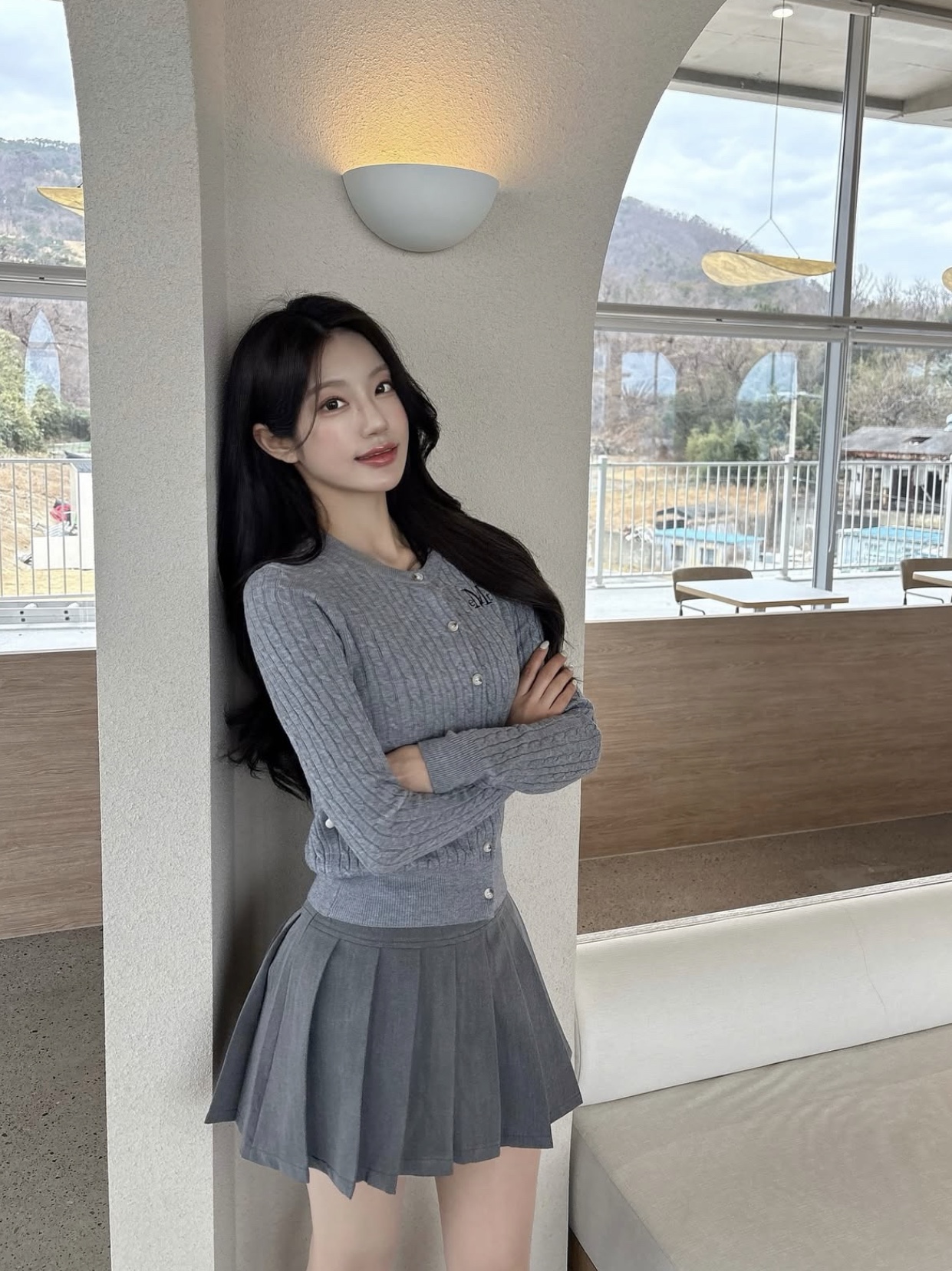 MUCENT Adian Button Crop Knit Cardigan Gray 착용 스타일 - 3