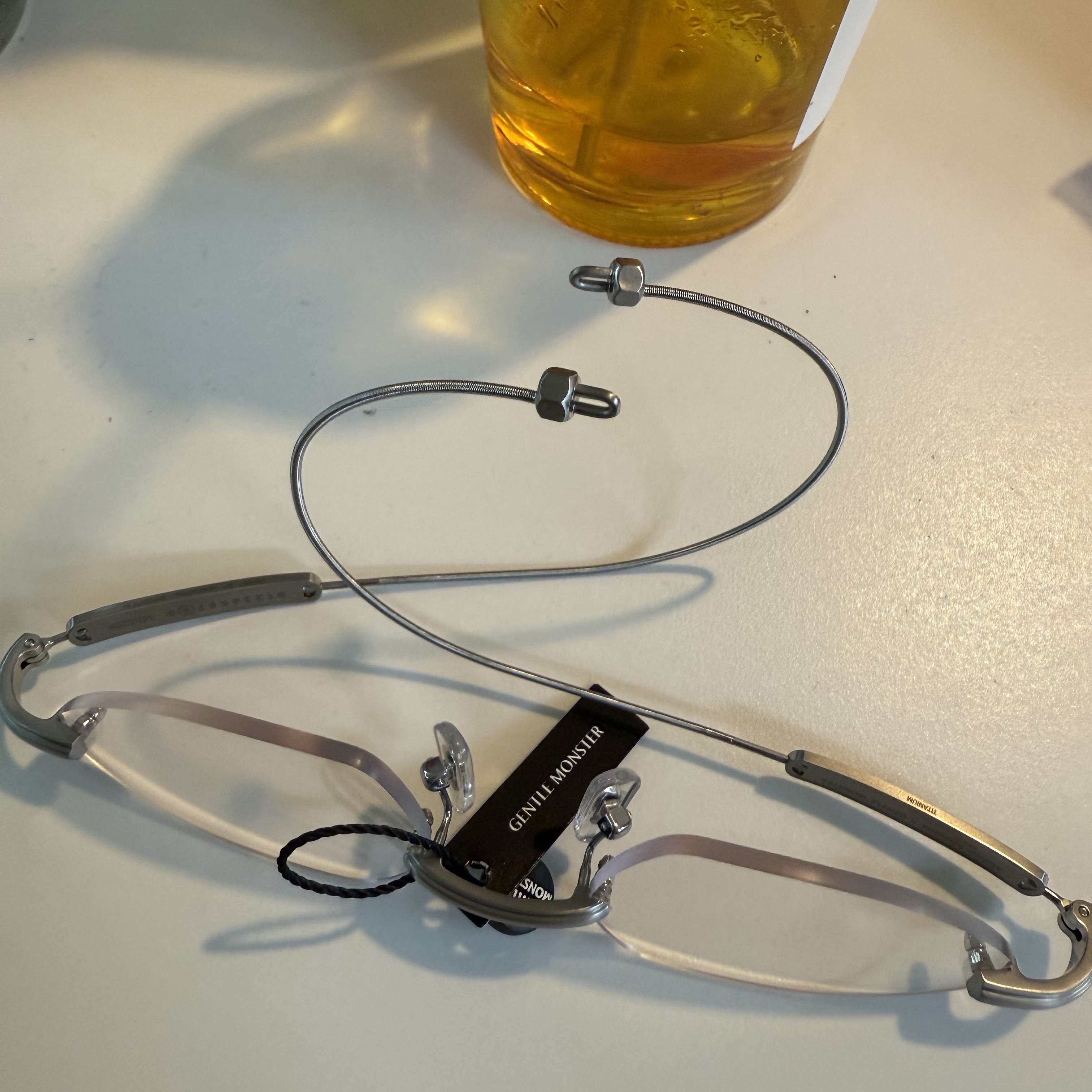 Gentle Monster x Maison Margiela MM219 Silver Clear 착용 스타일