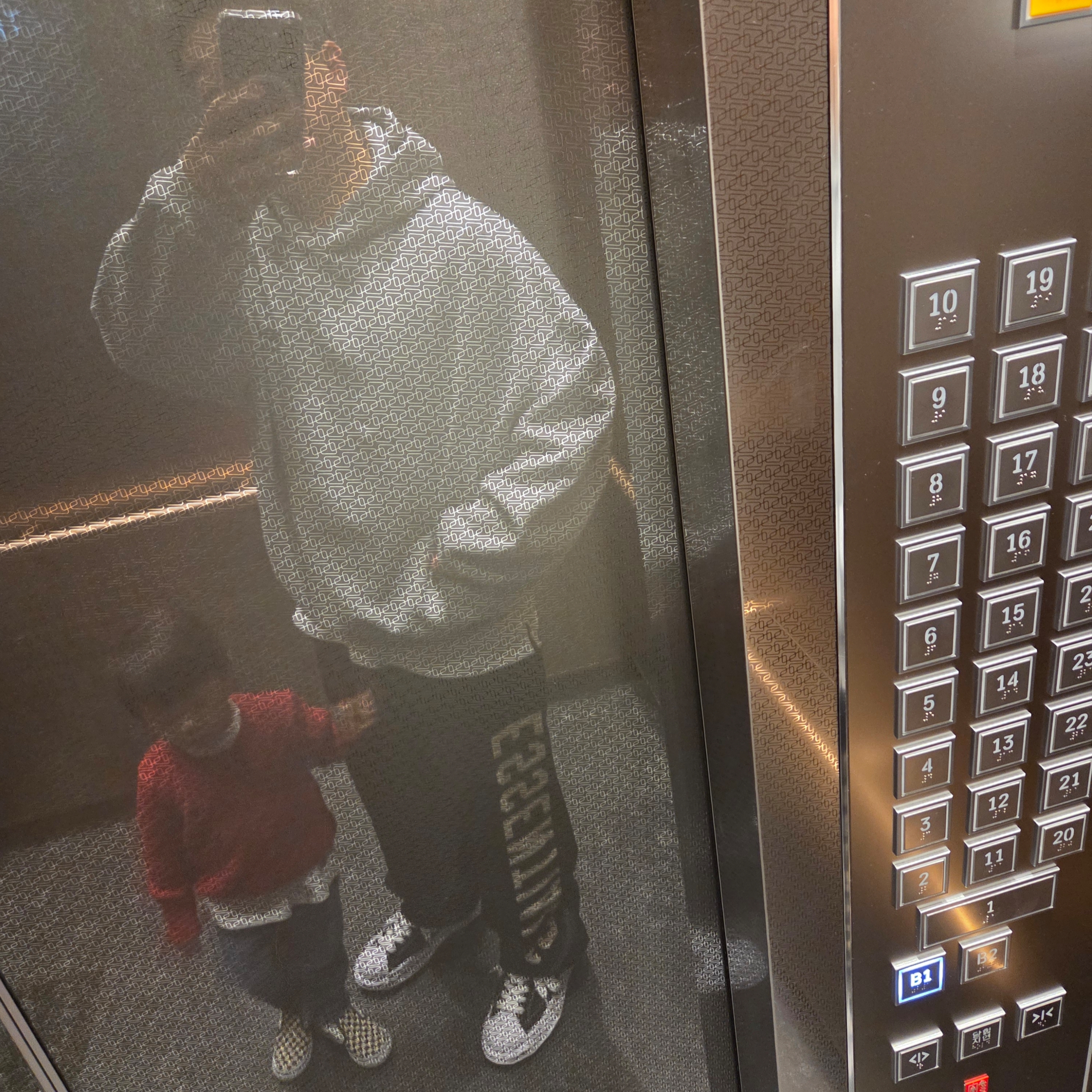 에센셜 플리스 릴렉스드 스웨트팬츠 블랙 - 24FW, 에센셜 플리스 후드 라이트 헤더 그레이 - 24FW 착용 스타일