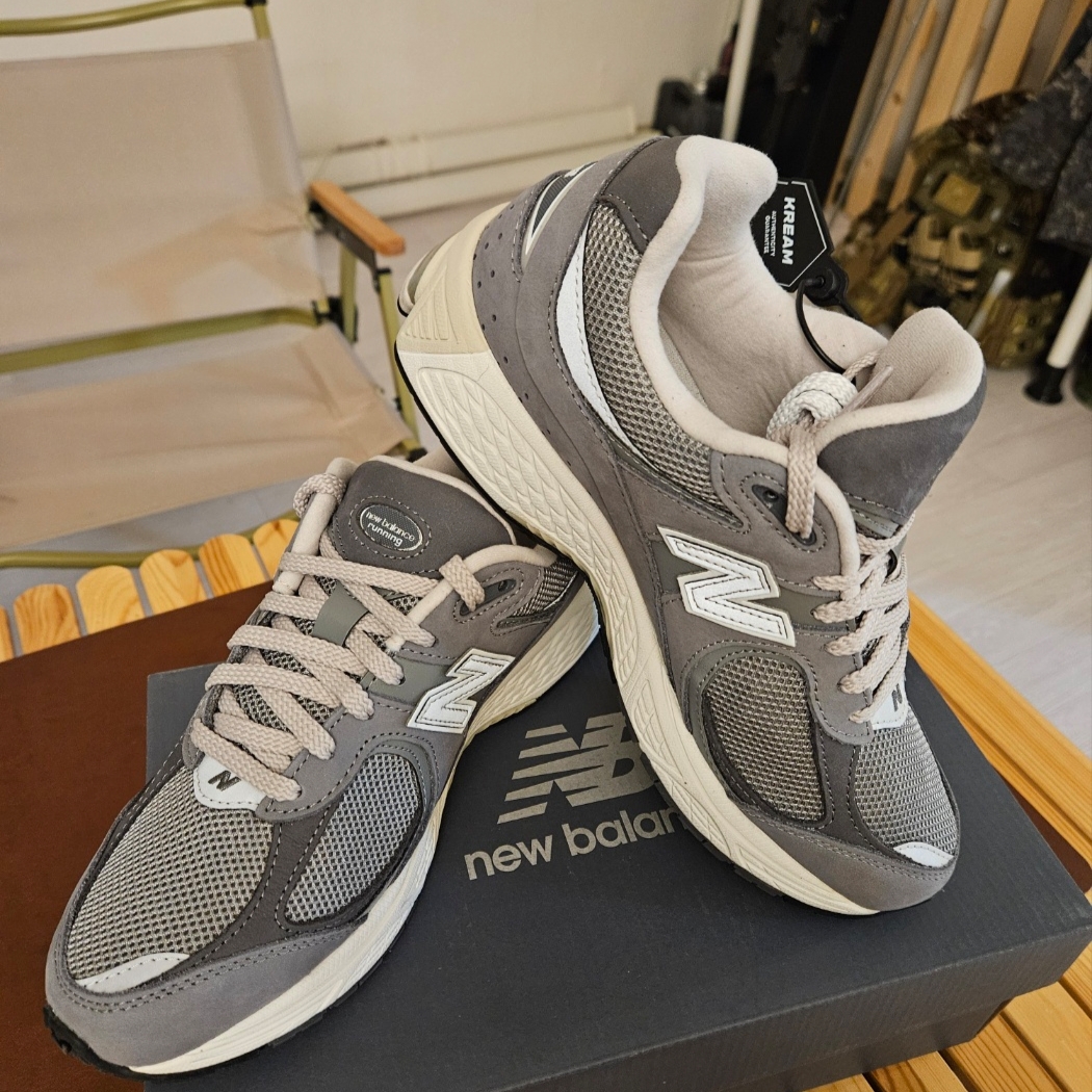 New Balance 2002R Premium Vintage Grey 착용 스타일 - 2