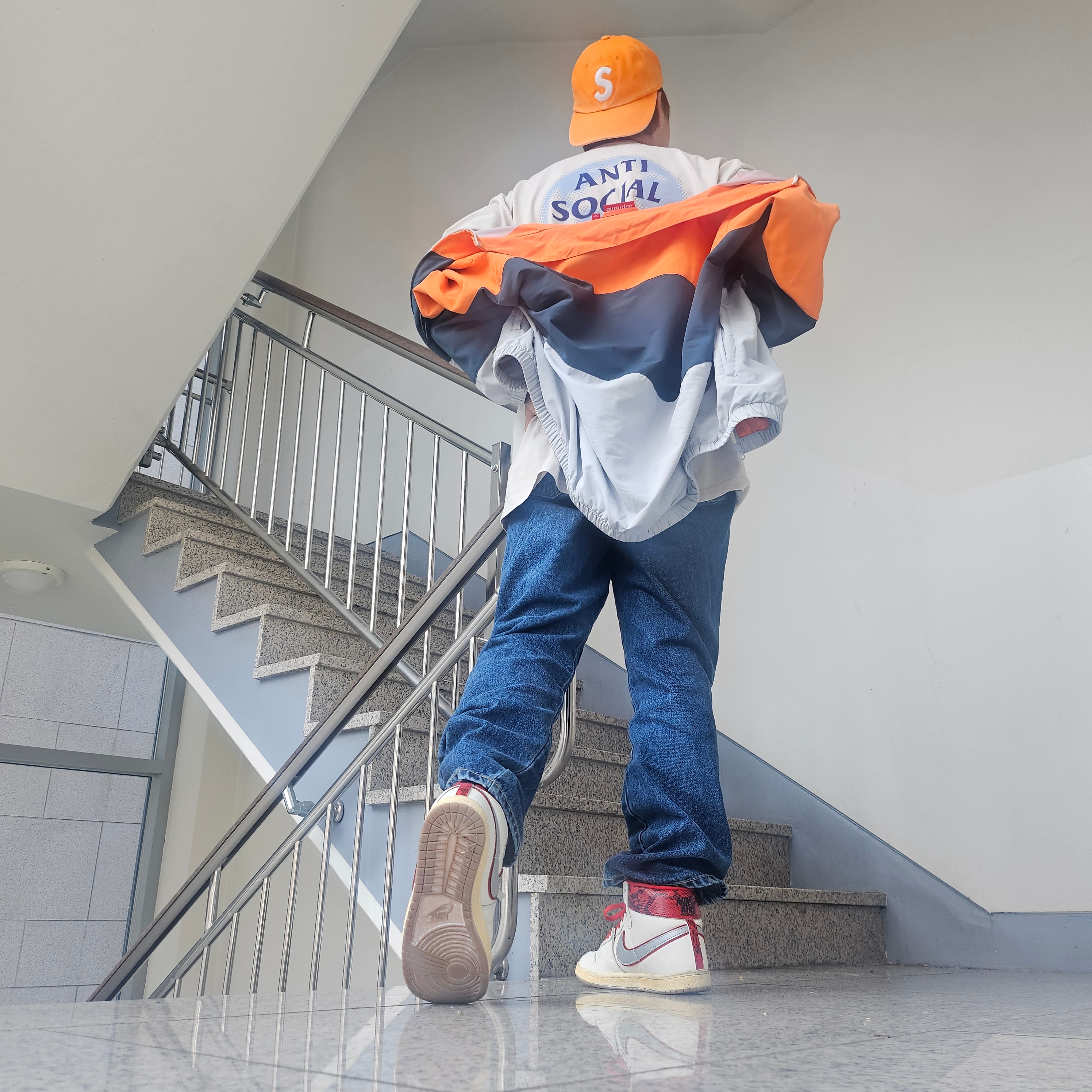Supreme Pigment Canvas S Logo 6-Panel Orange - 23SS, Supreme Curve Track Jacket Grey - 24SS 착용 스타일 - 2
