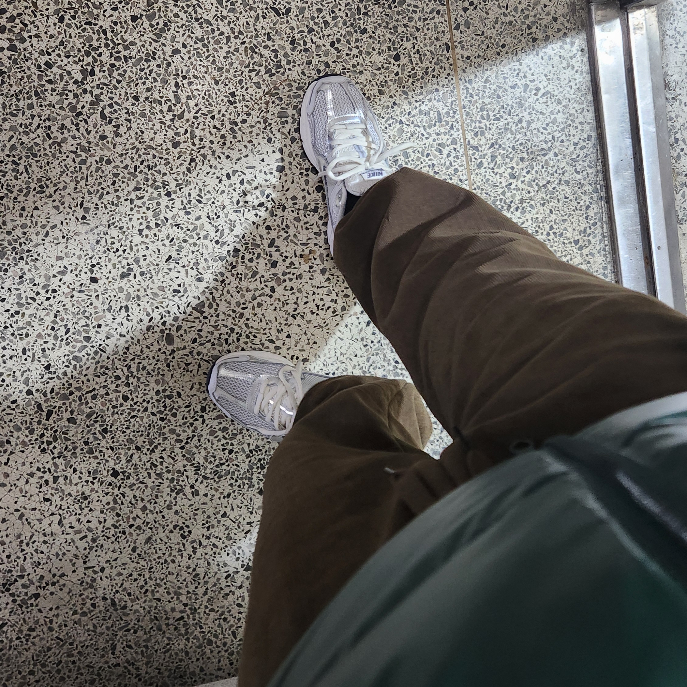 Nike Zoom Vomero 5 Photon Dust Gridiron 착용 스타일