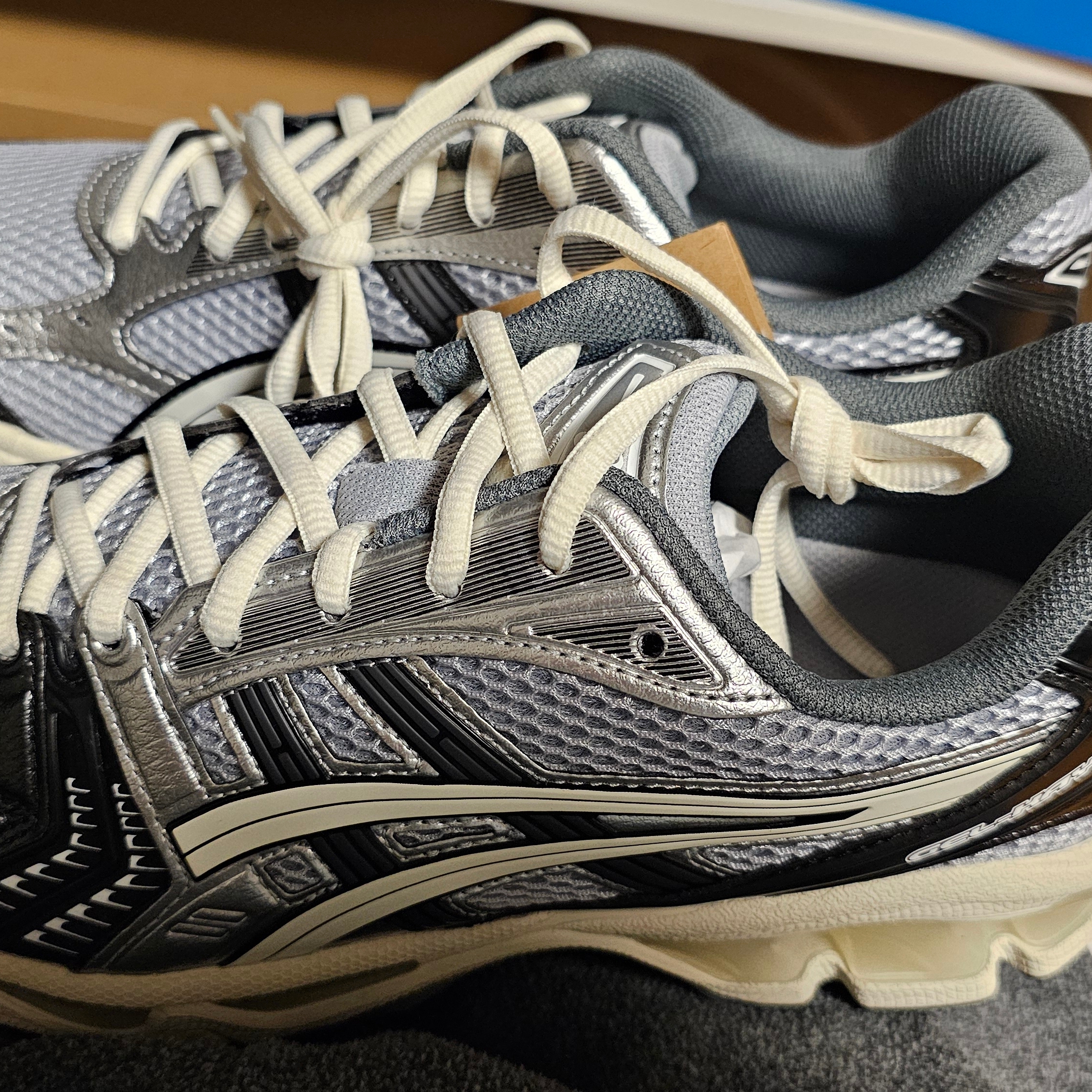 Asics Gel-Kayano 14 Black Glacier Grey 착용 스타일
