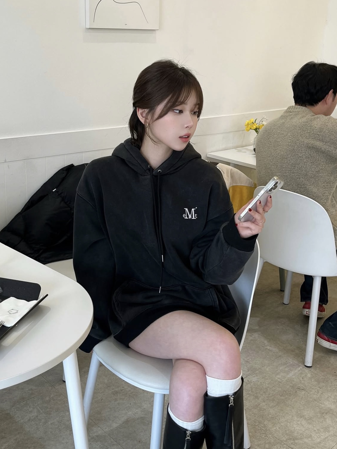 Signature Basic Logo Hood T Pigment Black 착용 스타일 - 2