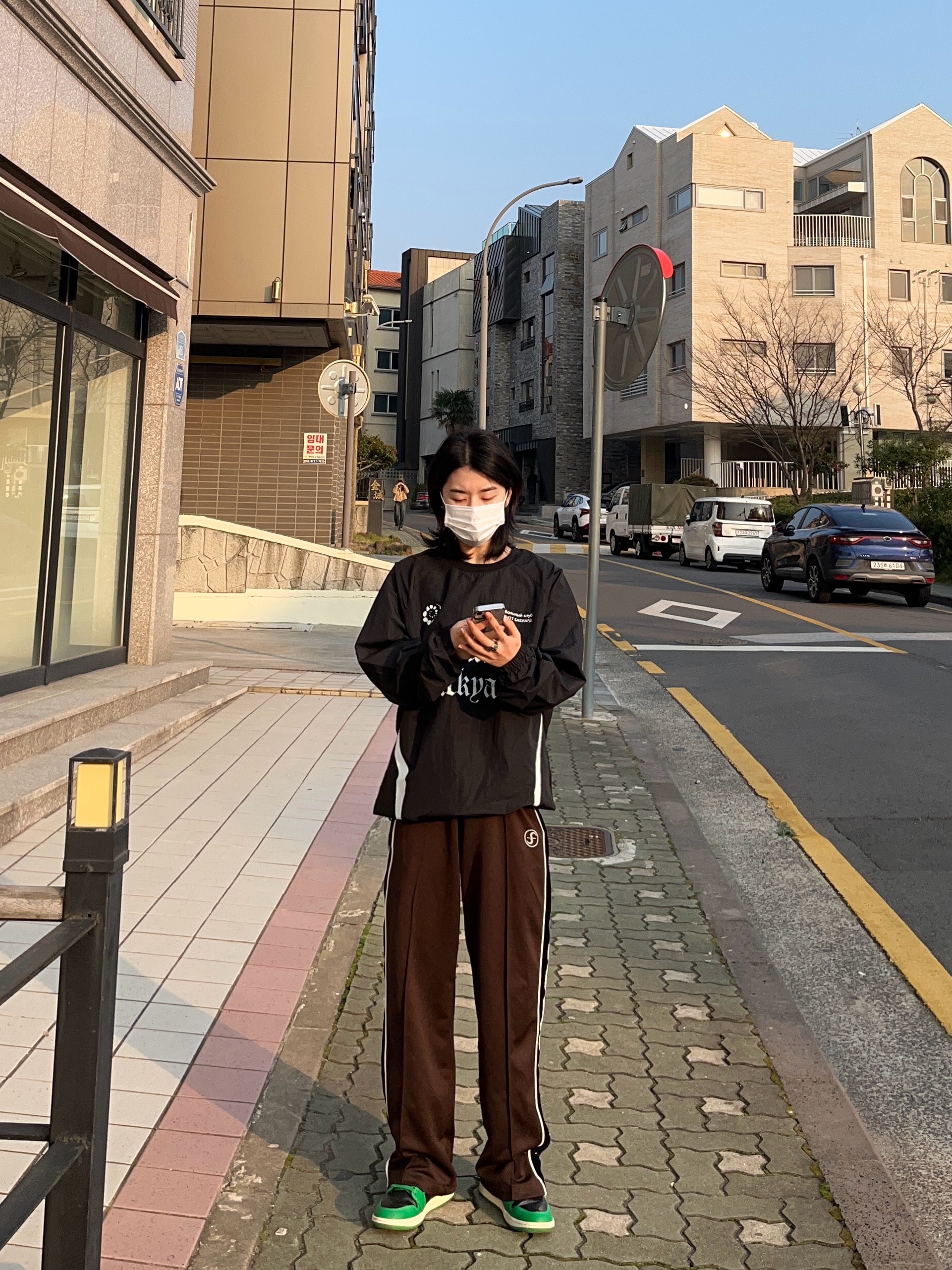 케이스티파이 x 마뗑킴 아이폰 데님 포켓 맥세이프 미러 케이스 실버 착용 스타일 - 3
