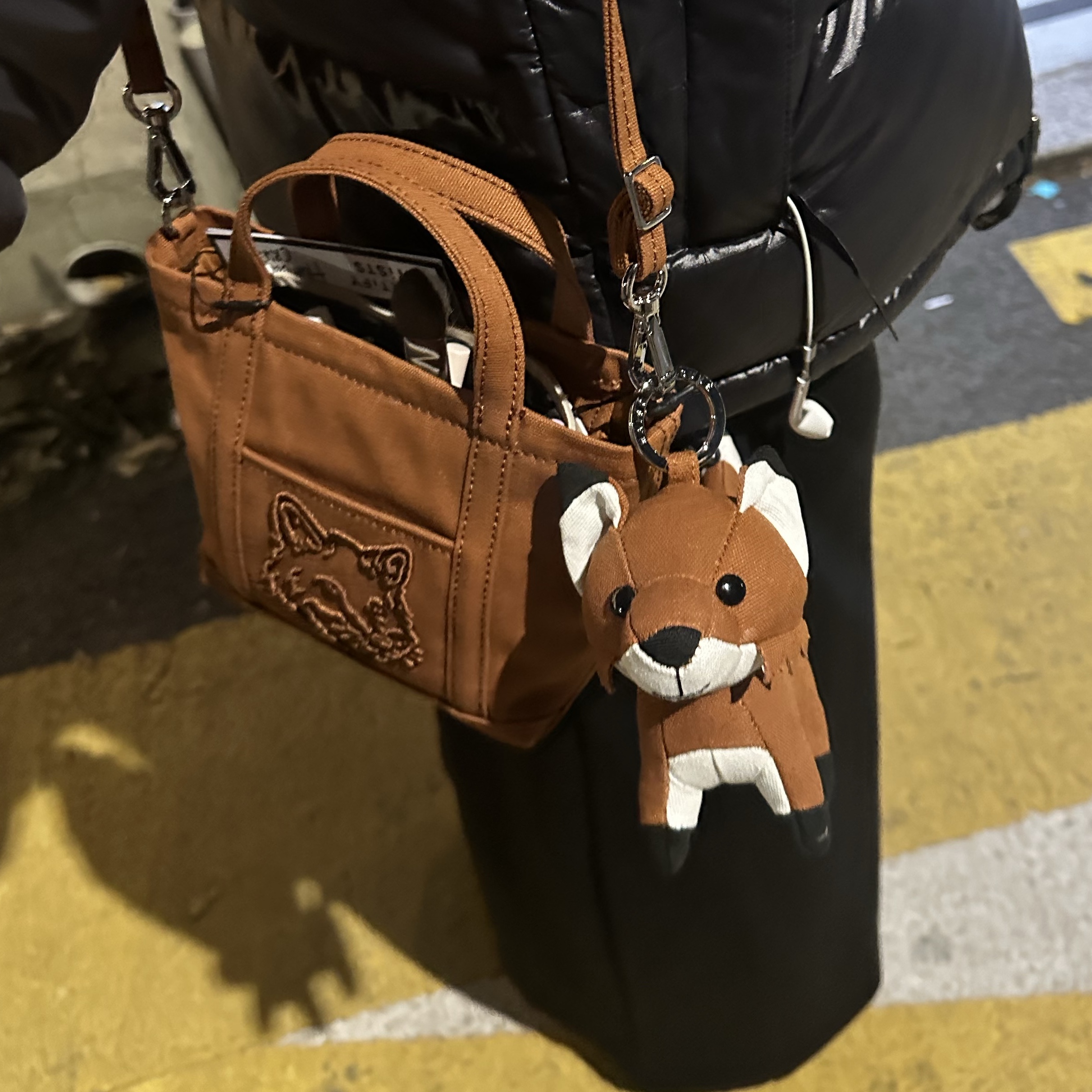 Maison Kitsune Fox Bag Charm Fox 착용 스타일 - 2