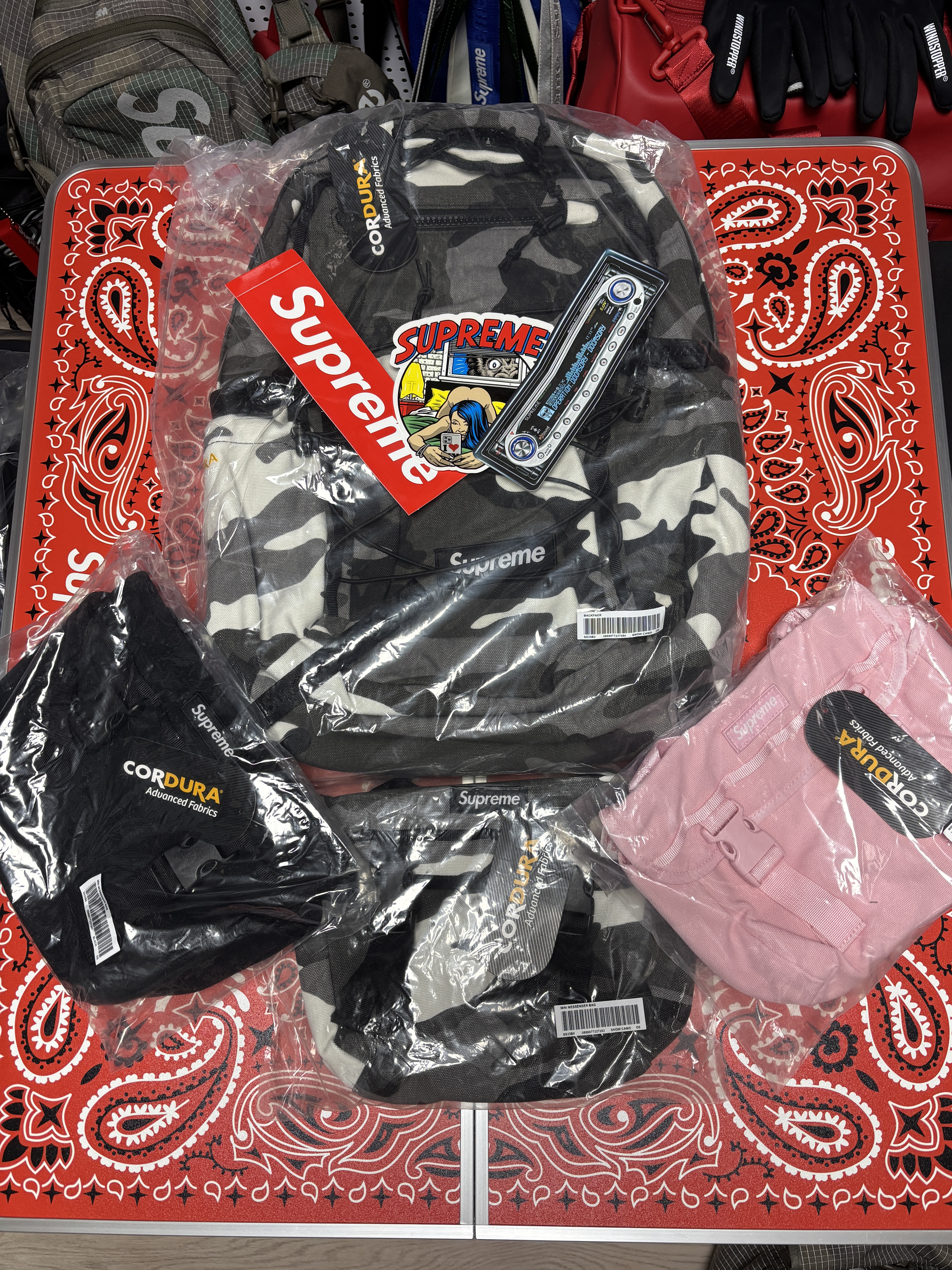Supreme Backpack Snow Camo - 25SS, Supreme Mini Messenger Bag Black - 25SS 착용 스타일 - 1