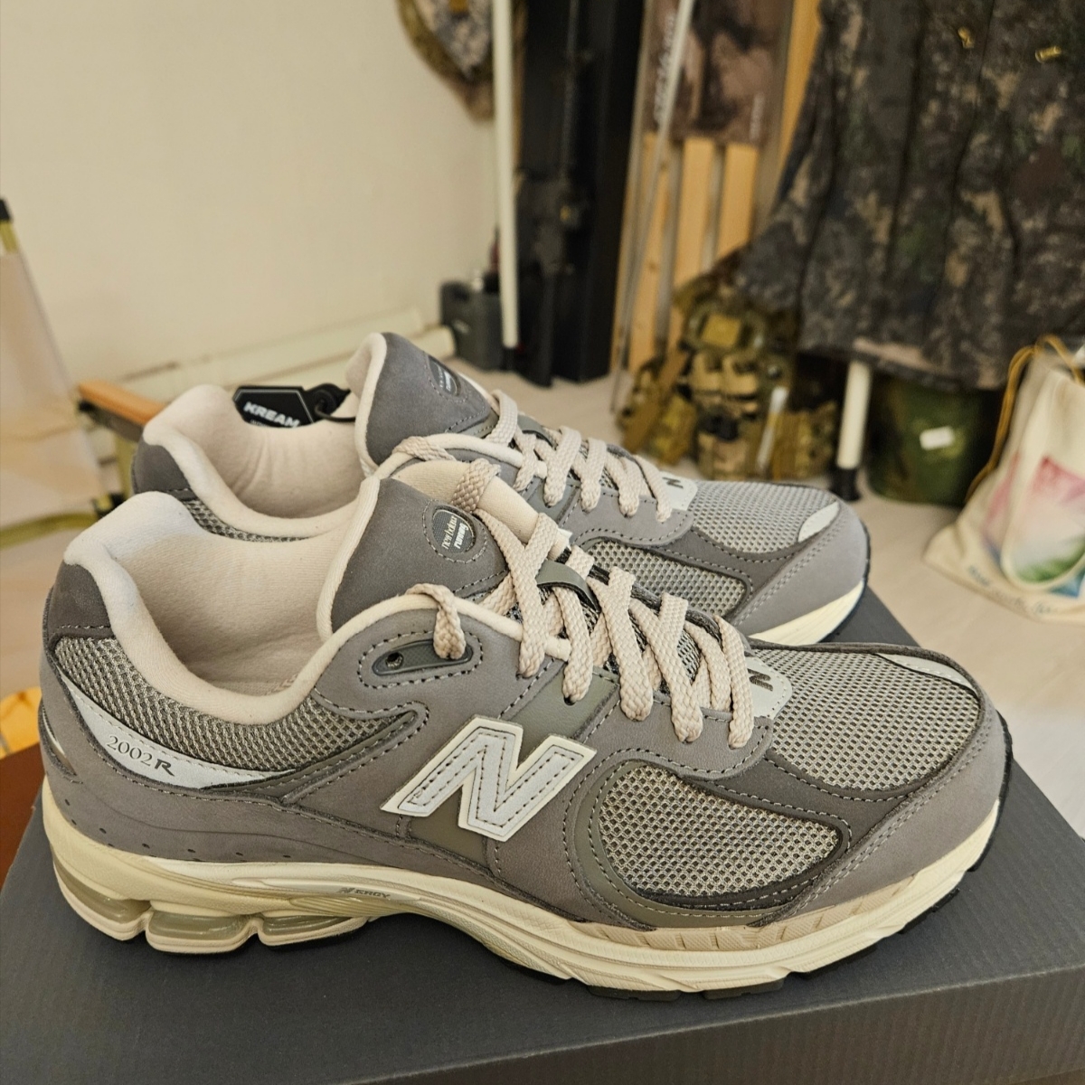 New Balance 2002R Premium Vintage Grey 착용 스타일 - 1