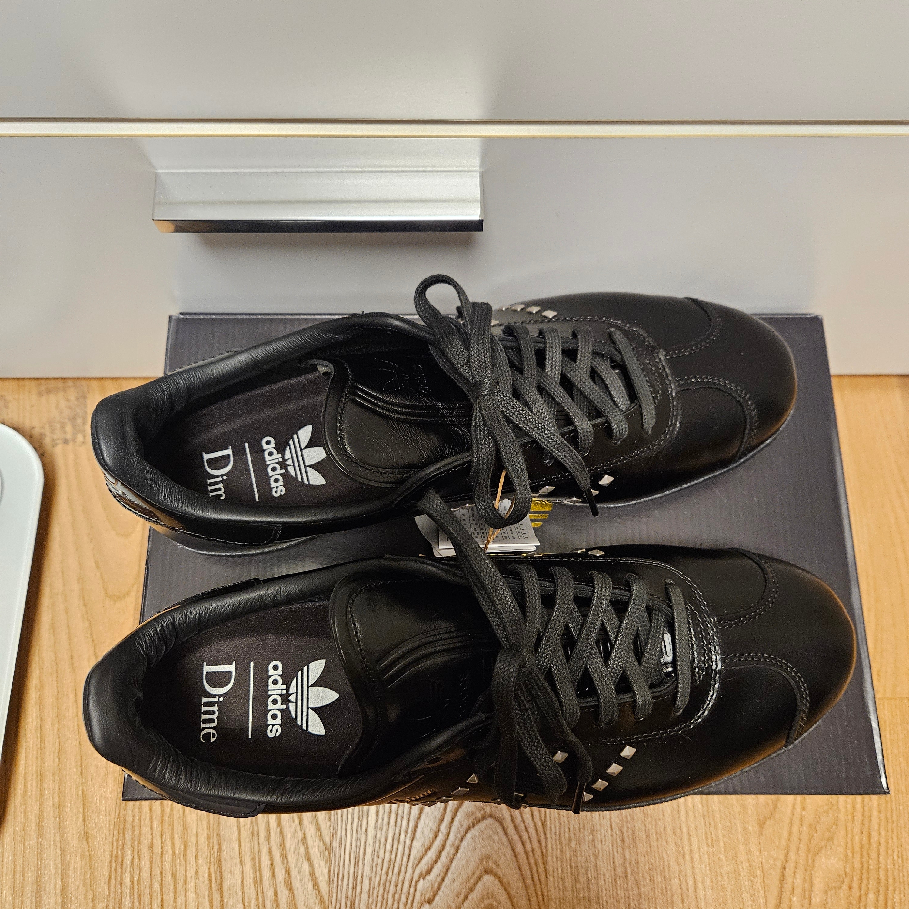 Adidas x Dime Gazelle ADV Low Core Black Silver Metallic 착용 스타일 - 3