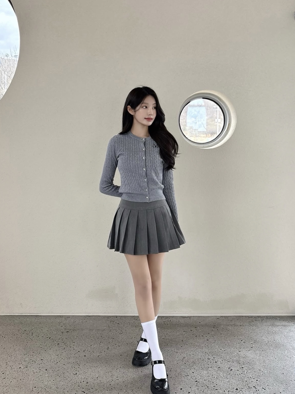 MUCENT Adian Button Crop Knit Cardigan Gray 착용 스타일 - 2