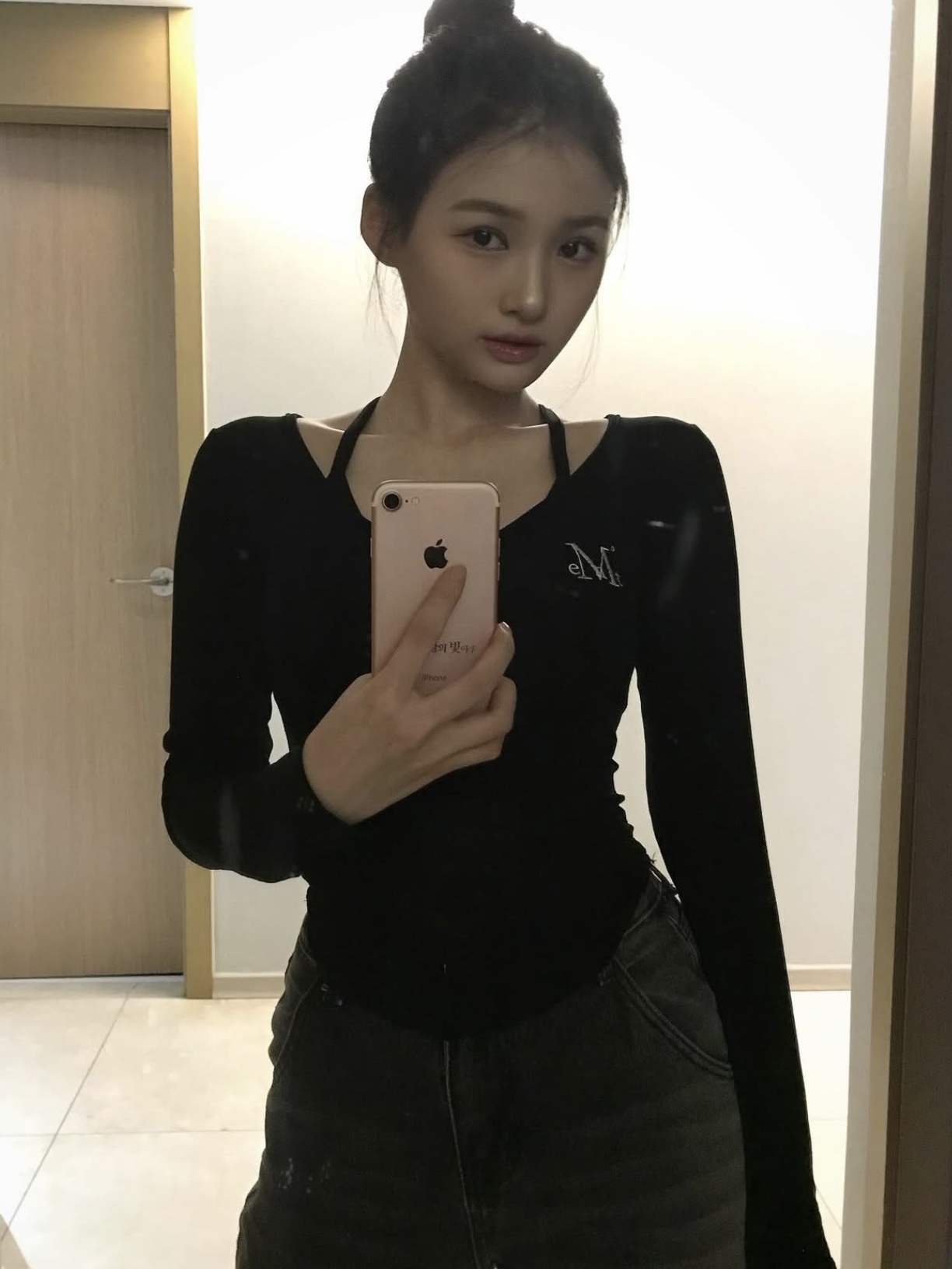 MUCENT Haring Signature Logo Snap Button U Neck T Black 착용 스타일 - 2
