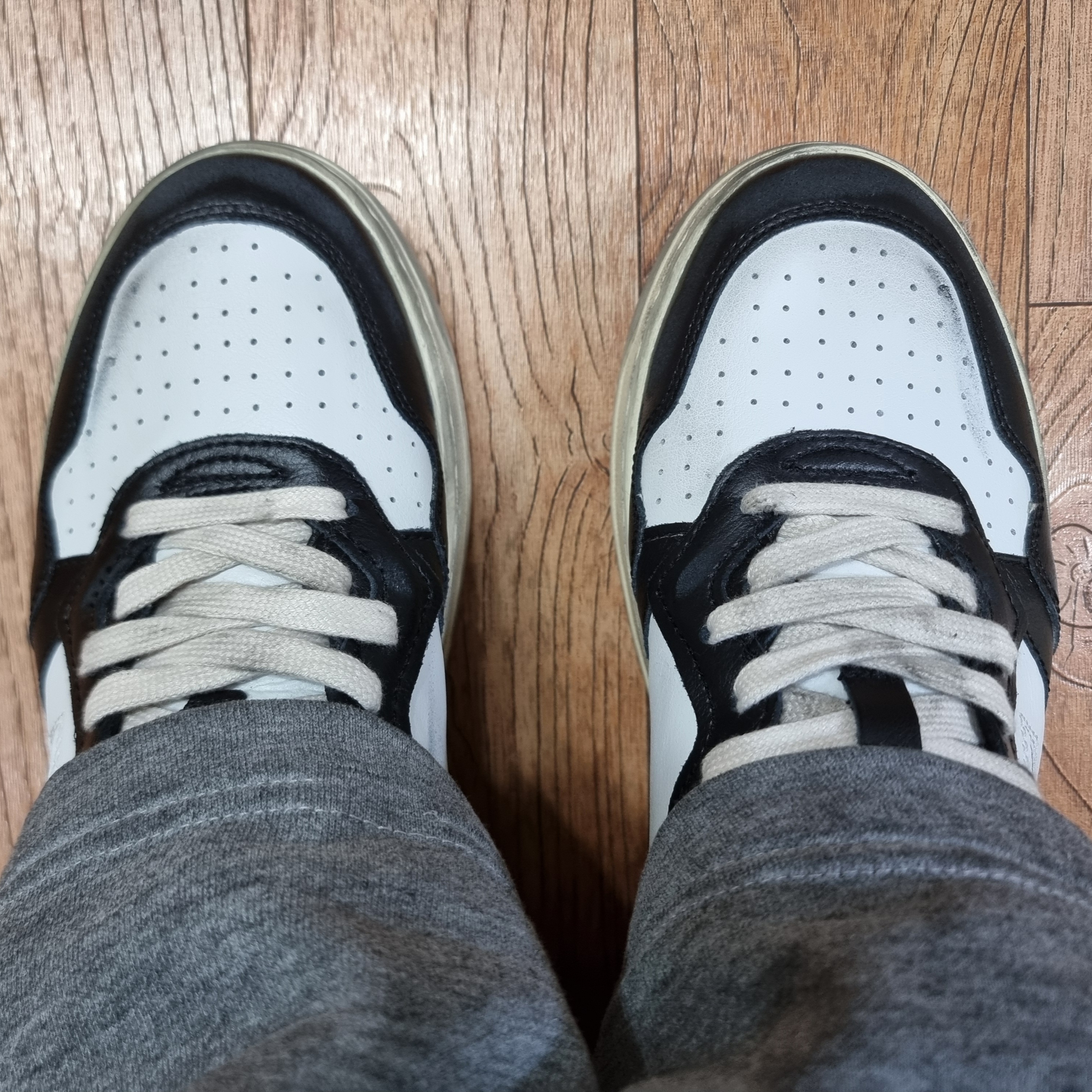 Autry Super Vintage Medalist Low Leather Sneakers White Black 착용 스타일