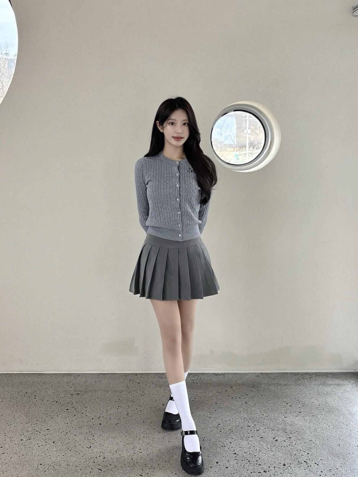 MUCENT Adian Button Crop Knit Cardigan Gray 착용 스타일 - 1
