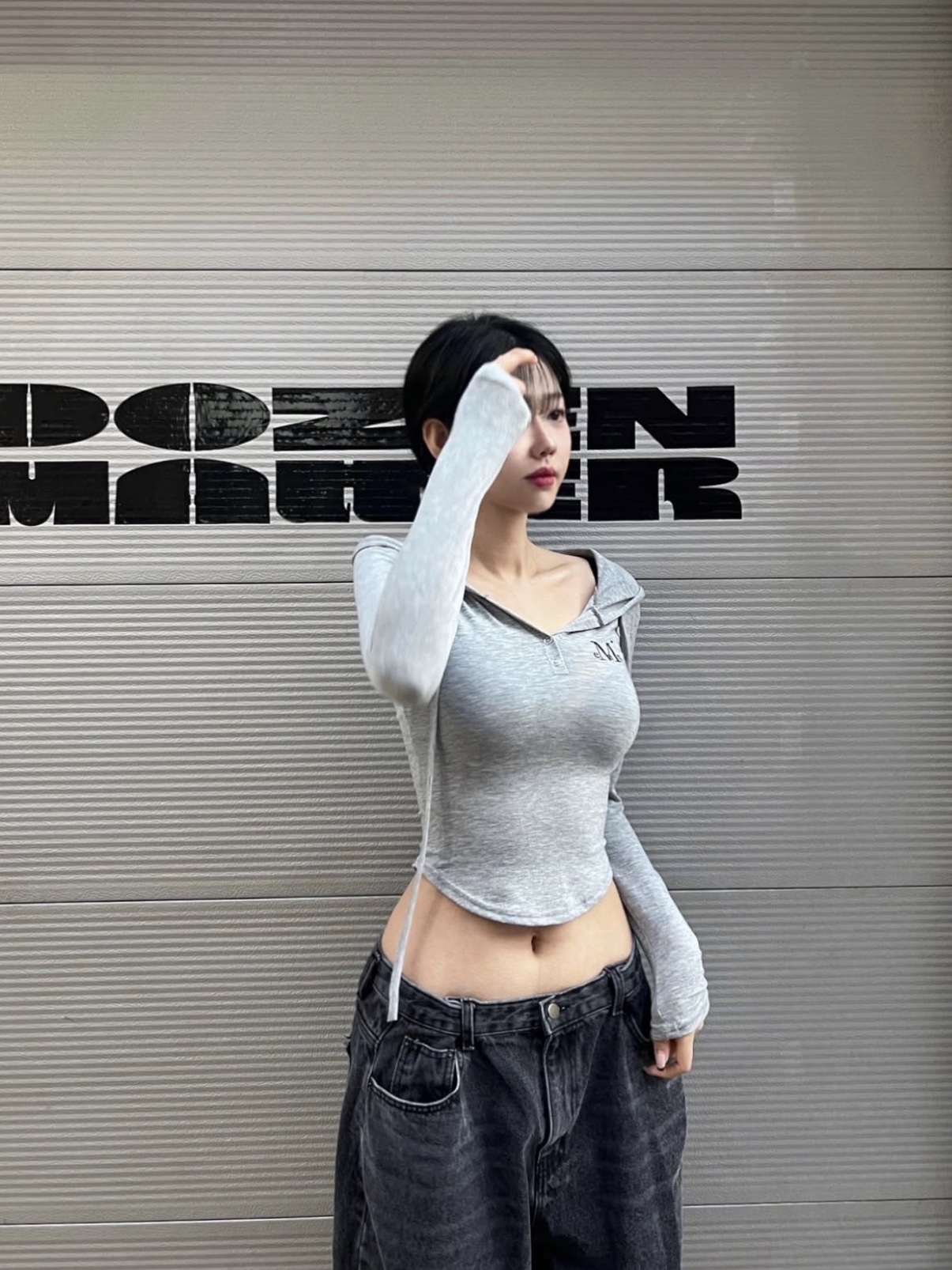 MUCENT Ruen Signature Slim Hood T Gray 착용 스타일 - 4