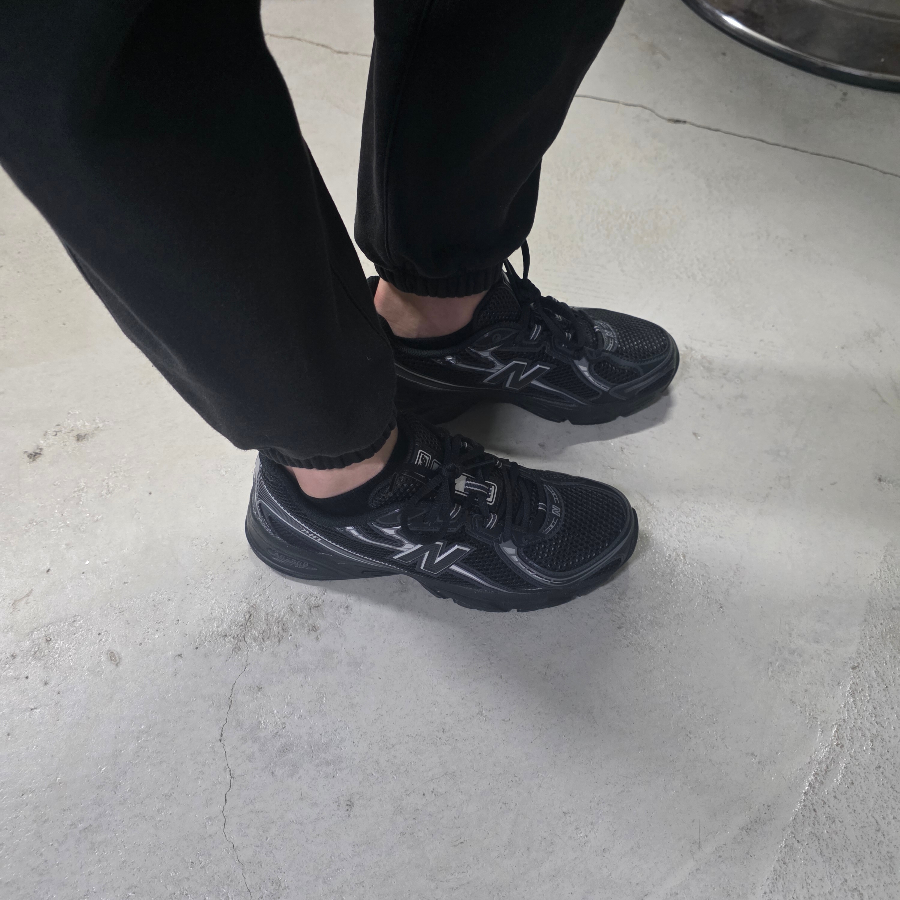New Balance 740v2 Black Silver Metallic 착용 스타일