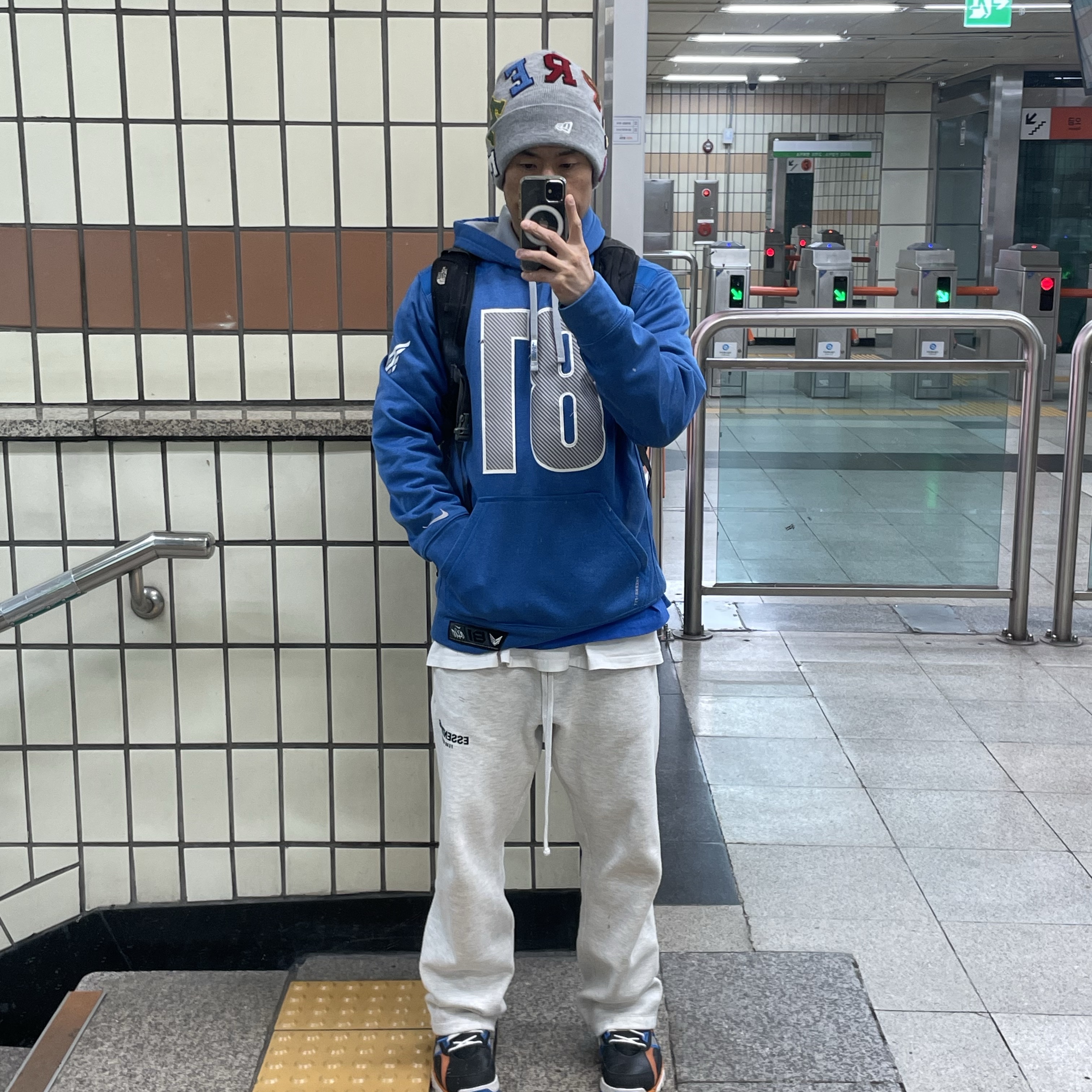 Essentials The Core Collection Relaxed Sweatpants Light Oatmeal, Supreme New Era Big Arc Beanie Heather Grey - 20FW 착용 스타일