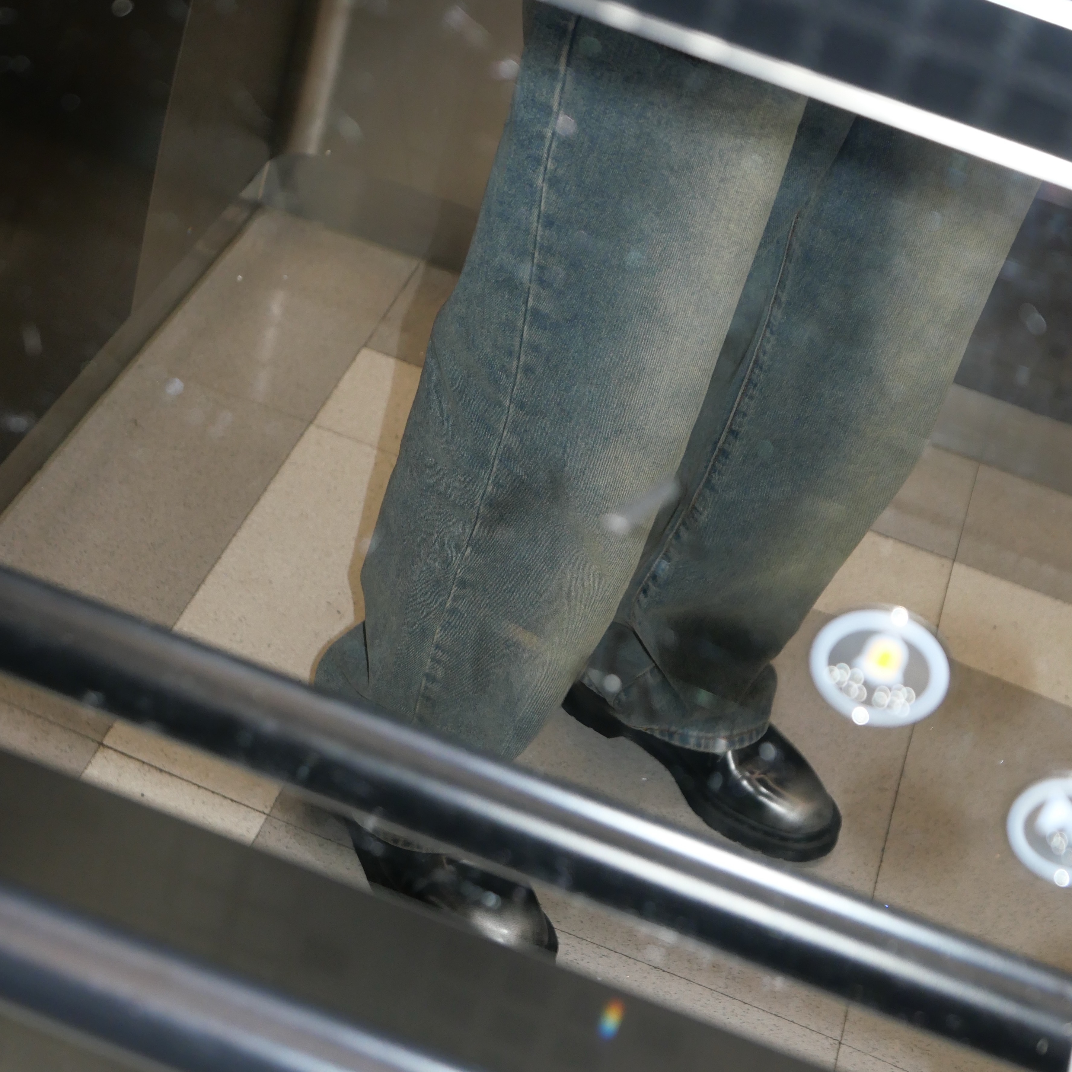 Dr. Martens x Supreme 1461 Gray Silver 착용 스타일 - 1