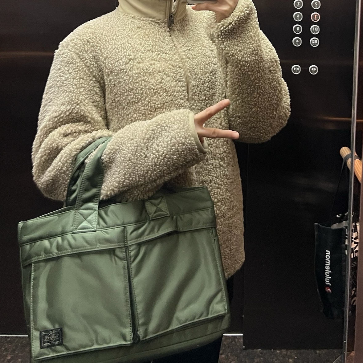 Porter Tanker New Tote Bag Sage Green 착용 스타일