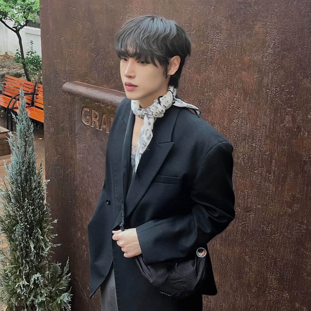 Ticket To The Moon Sling Bag Black 착용 스타일