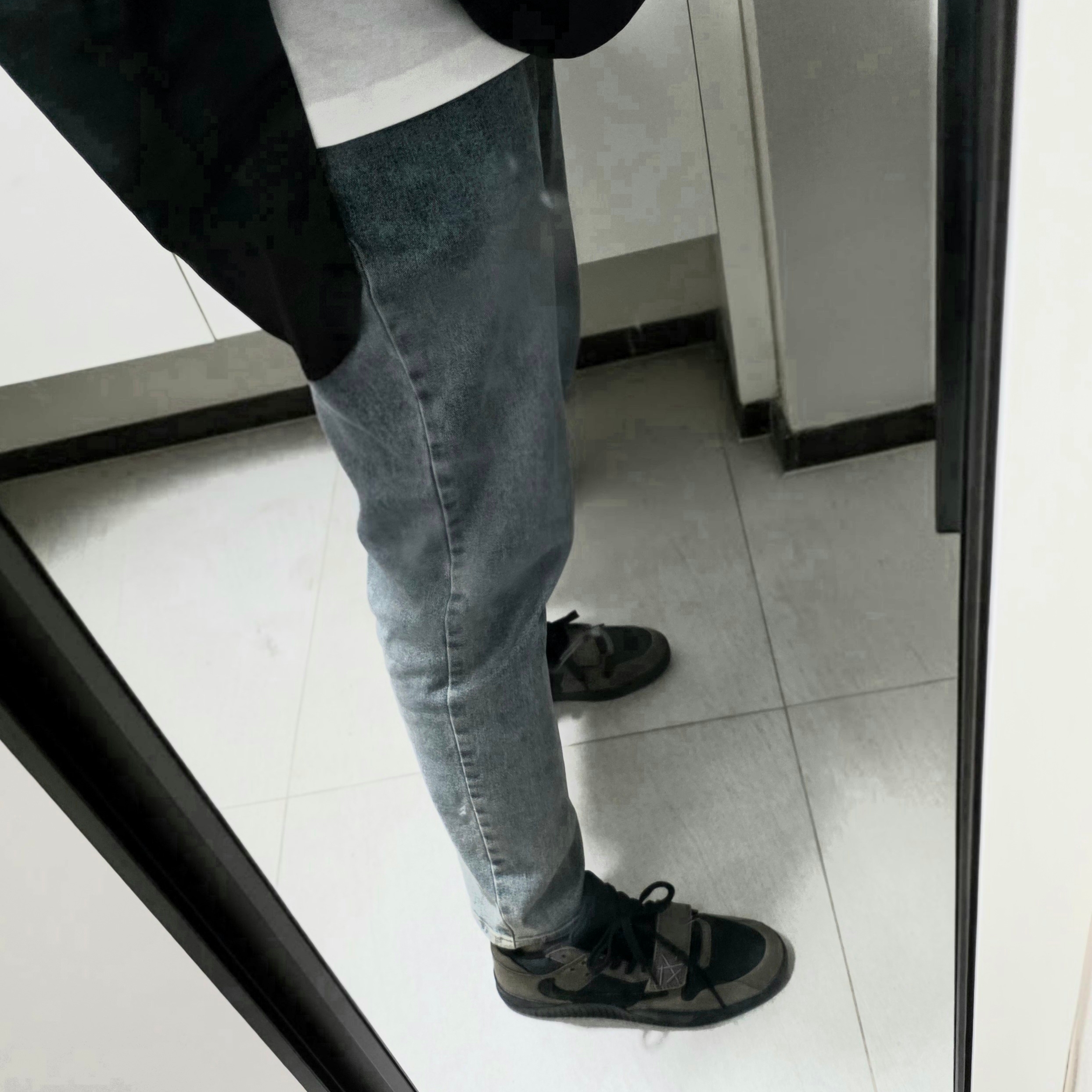 Jordan x Travis Scott Jumpman Jack TR Black and Dark Mocha 착용 스타일 - 1