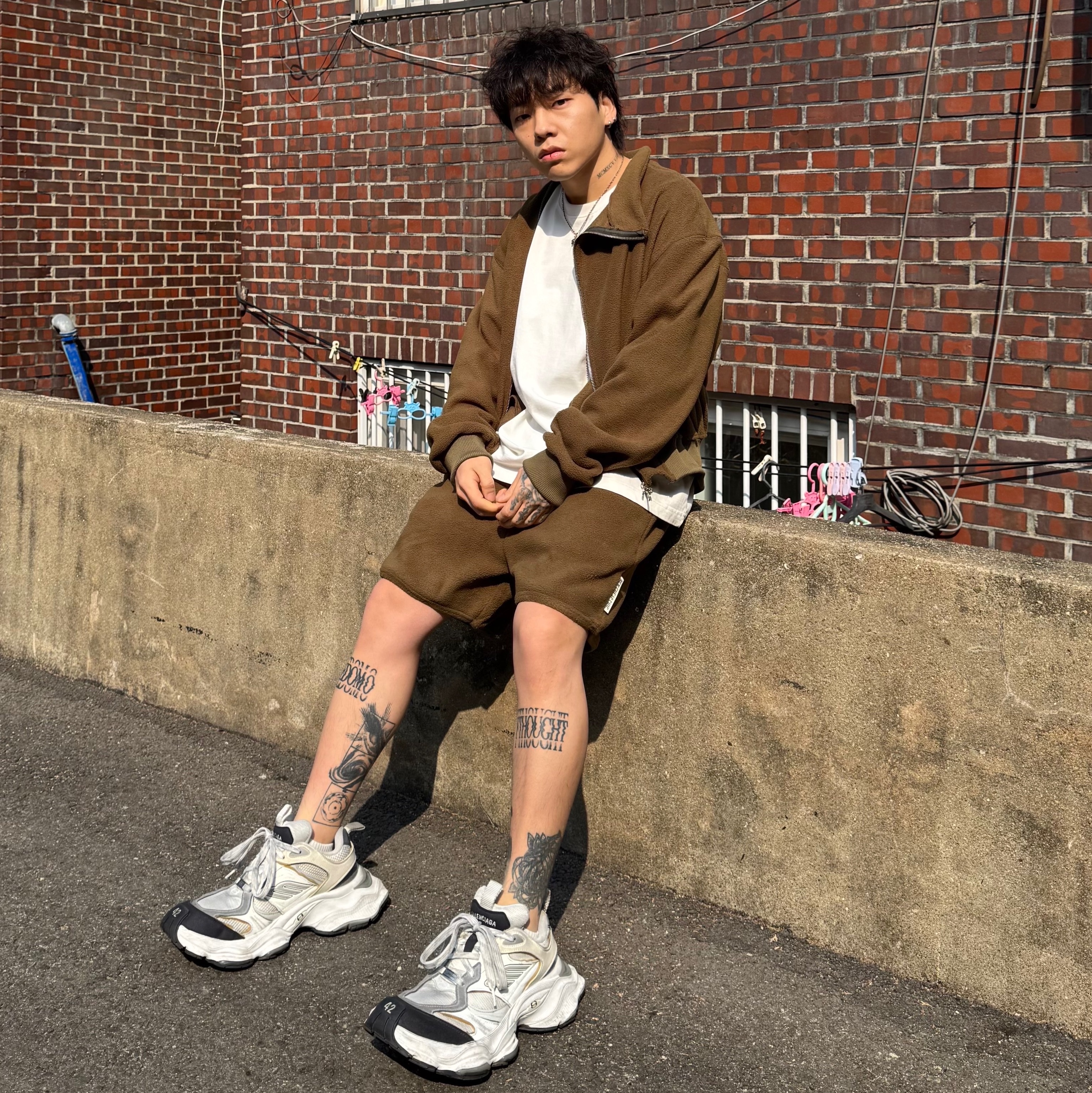 Balenciaga Cargo Sneakers White Grey 착용 스타일 - 3