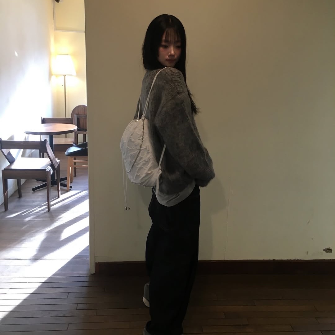 아쎄이 쓰리웨이 백팩 화이트 착용 스타일 - 1