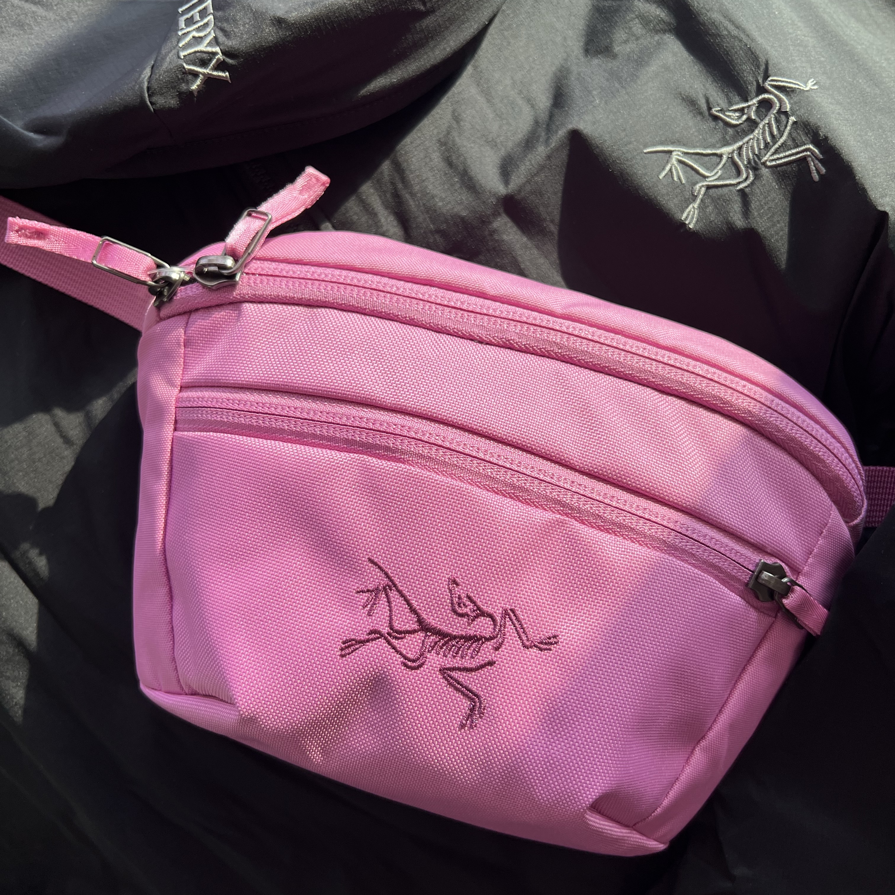 Arc'teryx Mantis 1 Waistpack Alpenglow, Arc'teryx Atom Hoody Black 착용 스타일