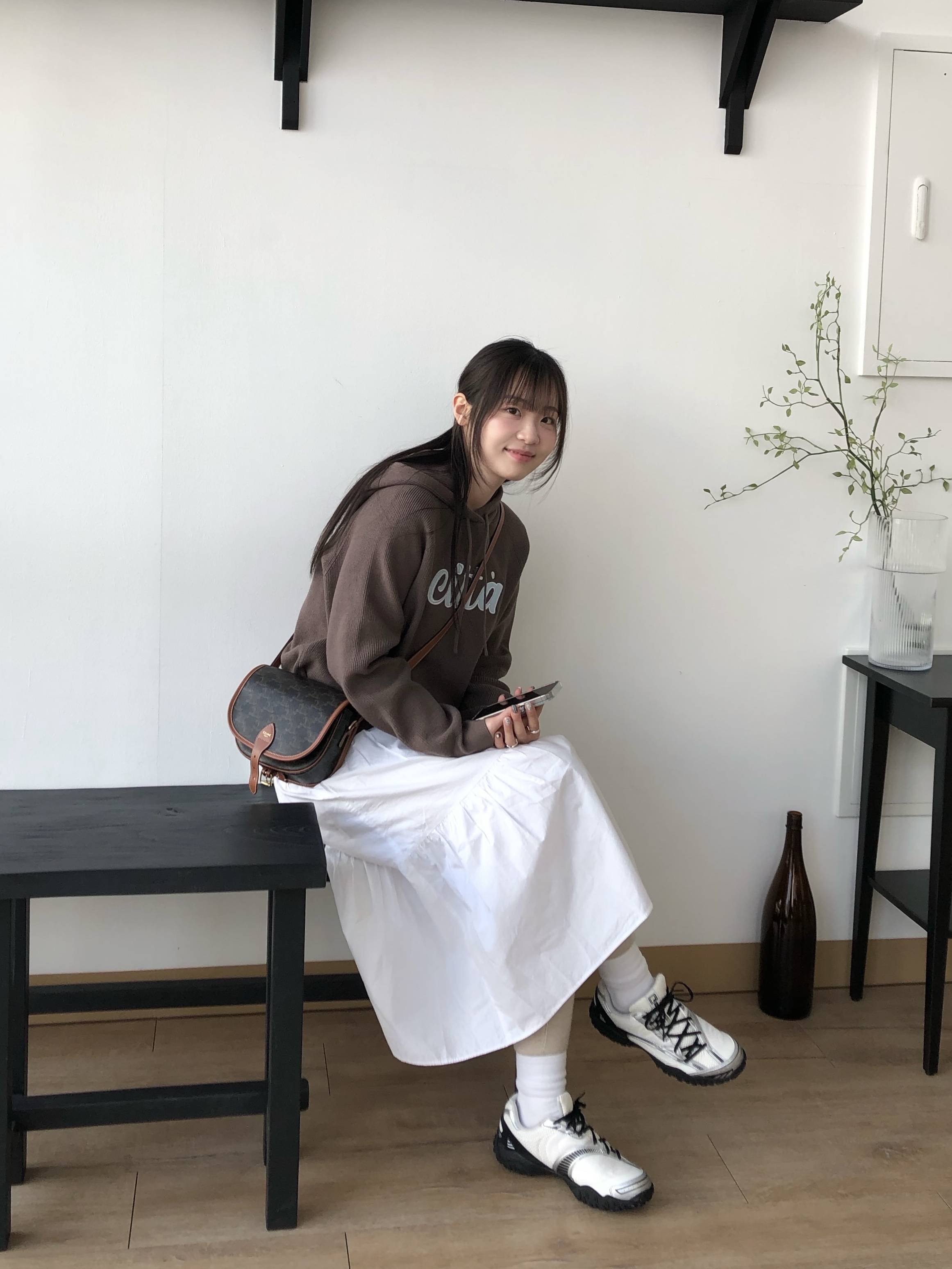Fila Echappe v2 White Black, Celine Medium Folco Bag in Triomphe Canvas and Calfskin Tan 착용 스타일 - 1