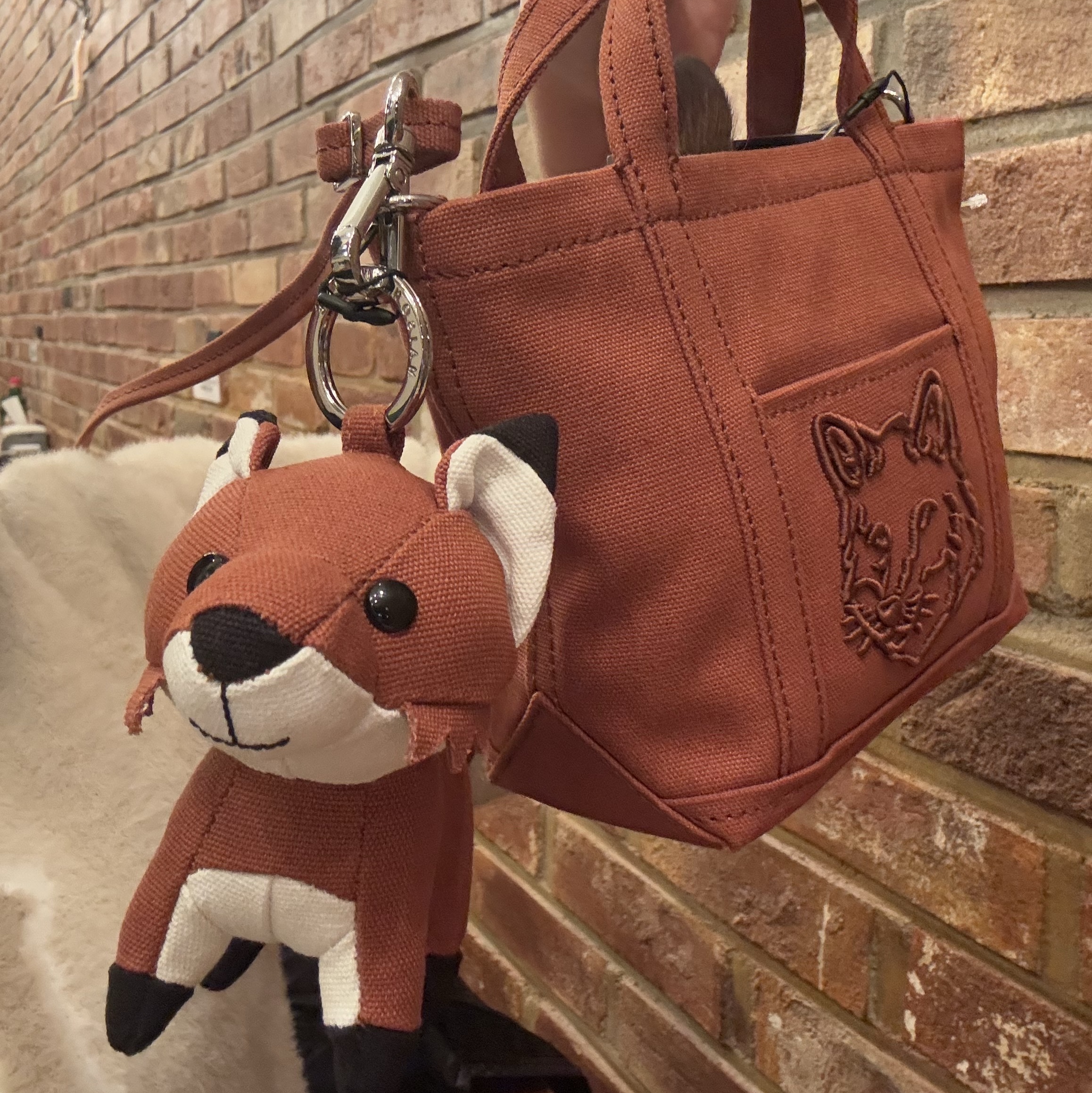 Maison Kitsune Fox Bag Charm Fox 착용 스타일 - 1