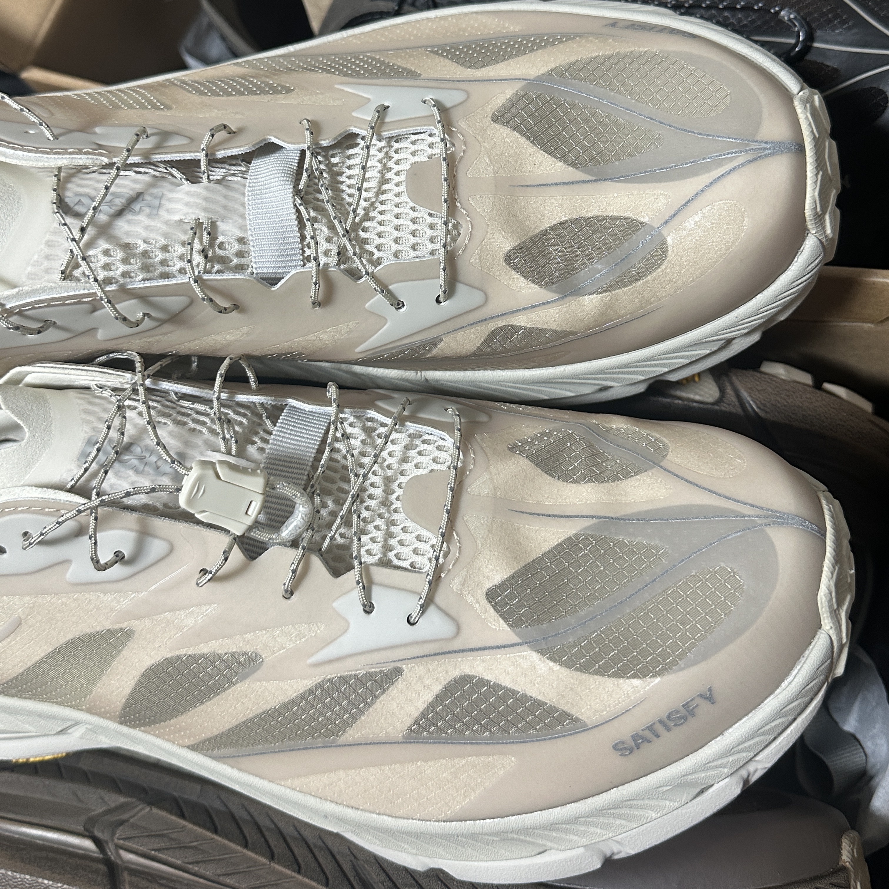 Hoka x Satisfy Mafate Speed 4 Lite Bone 착용 스타일