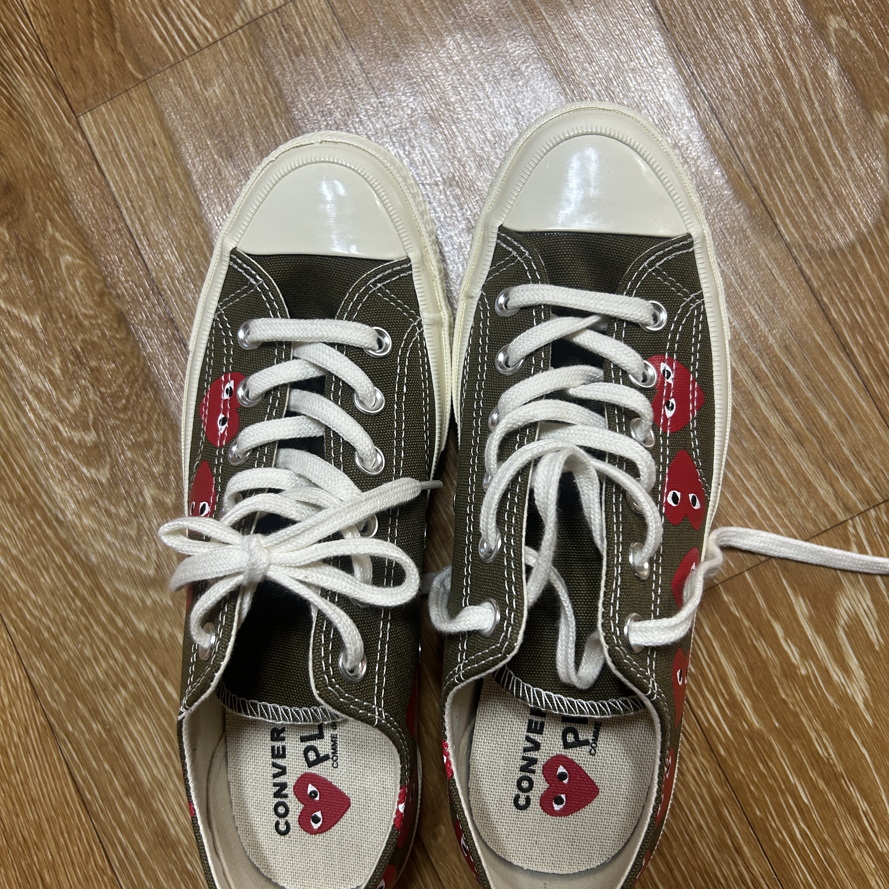 Converse x Play Comme des Garcons Chuck 70 Ox Multi Heart Green 착용 스타일 - 1