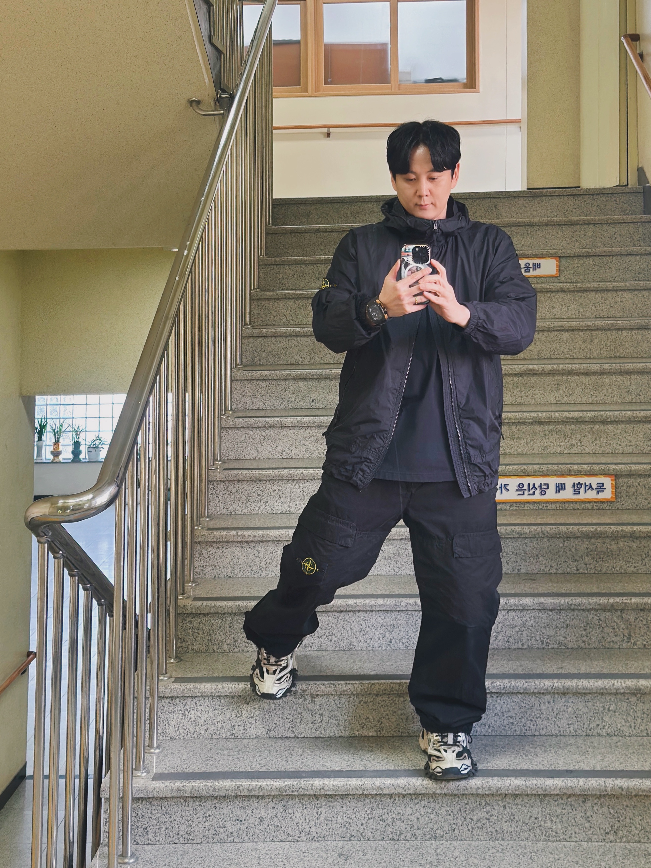 Stone Island 40522 Crinkle Reps Nylon Garment Dyed Hooded Jacket Black - 23SS, Stone Island 311WA OLD Treatment Brushed Cotton Canvas Cargo Pants Black - 24SS 착용 스타일