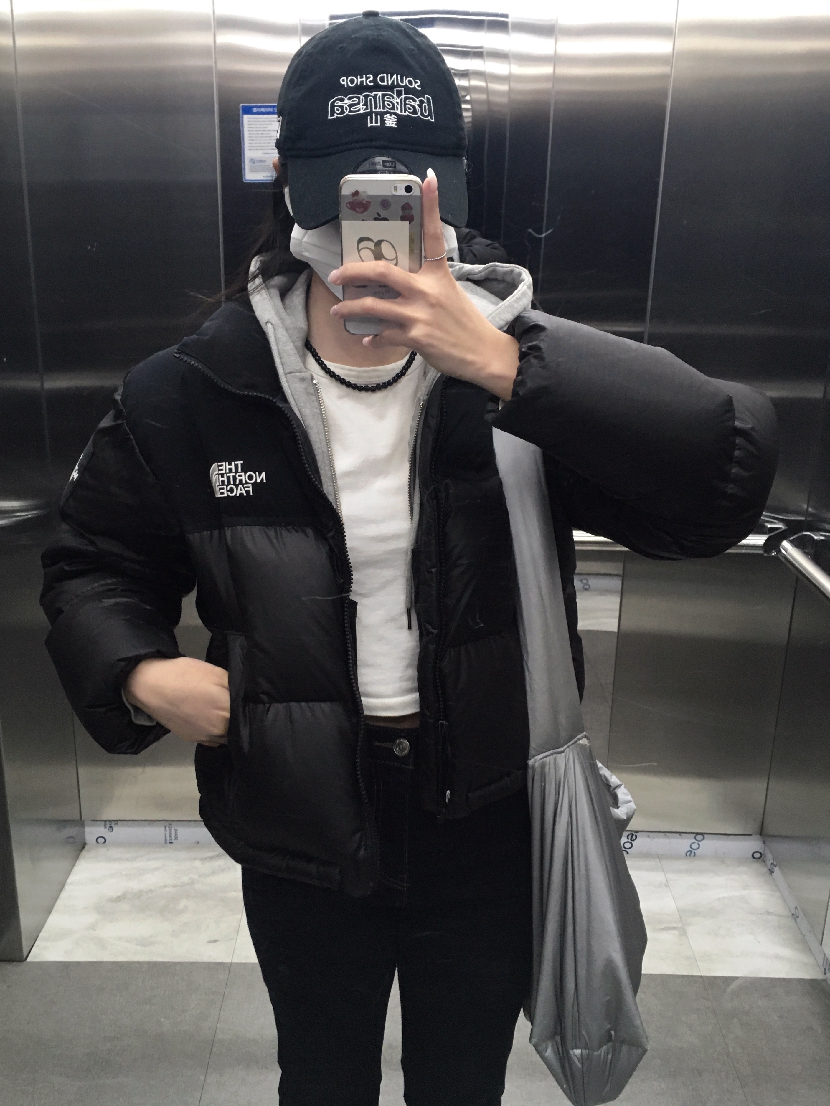 (W) The North Face White Label Novelty Nuptse Down Jacket Black, New Era x Balansa Unstructured Ball Cap Black 착용 스타일