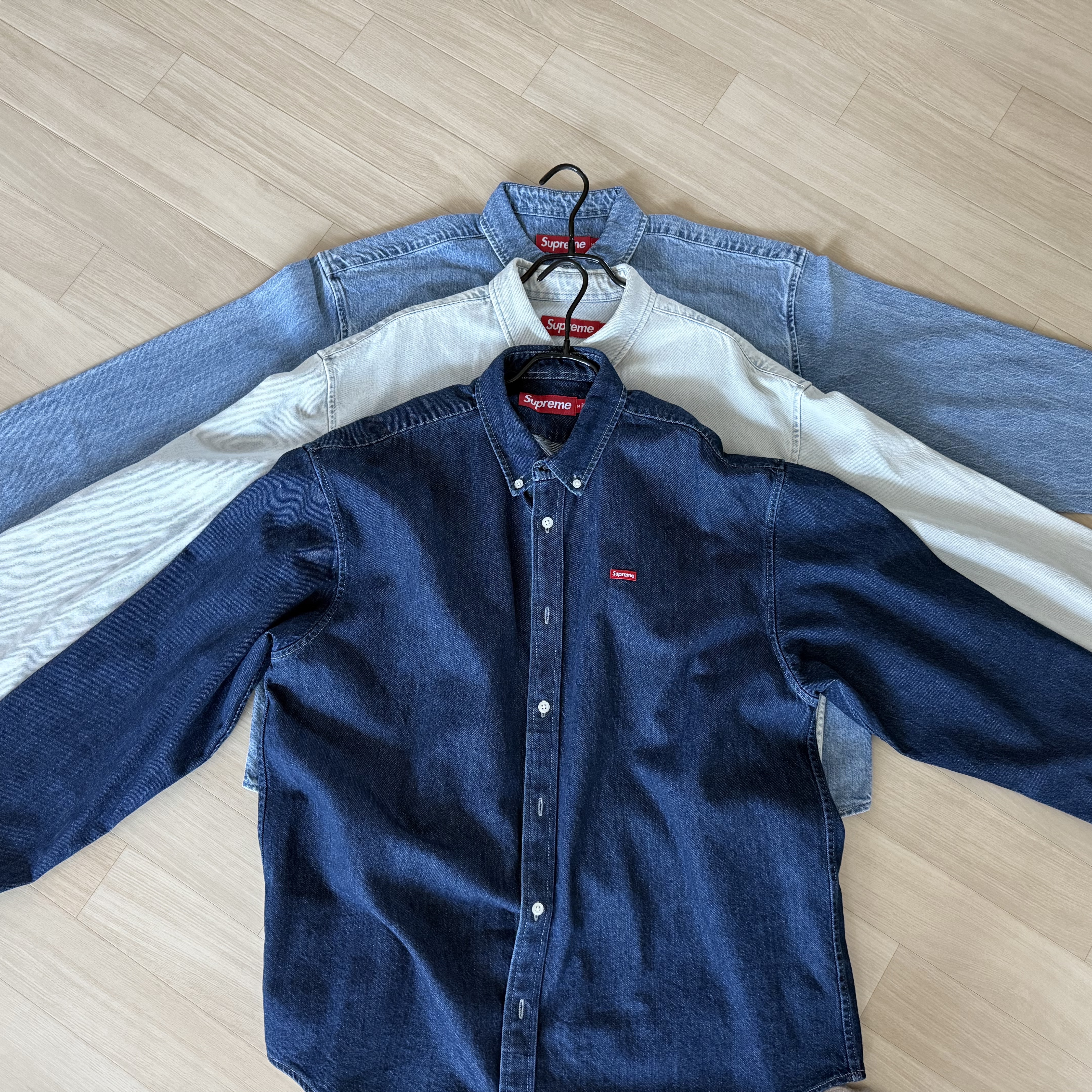 Supreme Small Box Shirt Rinsed Denim - 24FW, Supreme Small Box Denim Shirt Washed Indigo - 25SS 착용 스타일 - 2