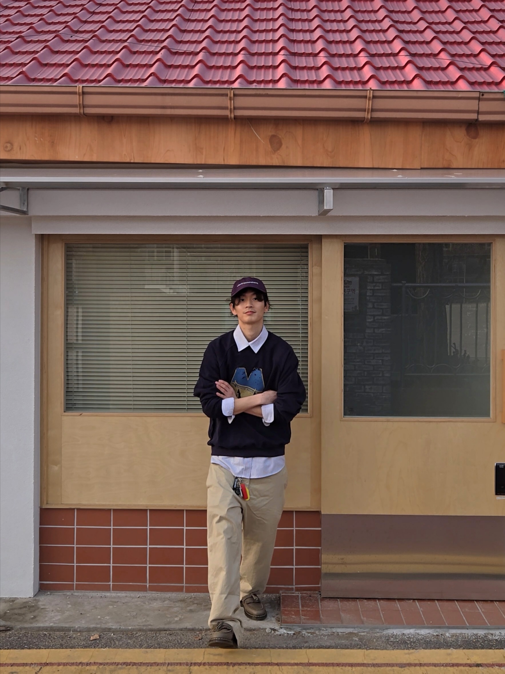 Supreme Chino Pants Khaki - 23FW, Supreme Floating Keychain Red - 23FW 착용 스타일