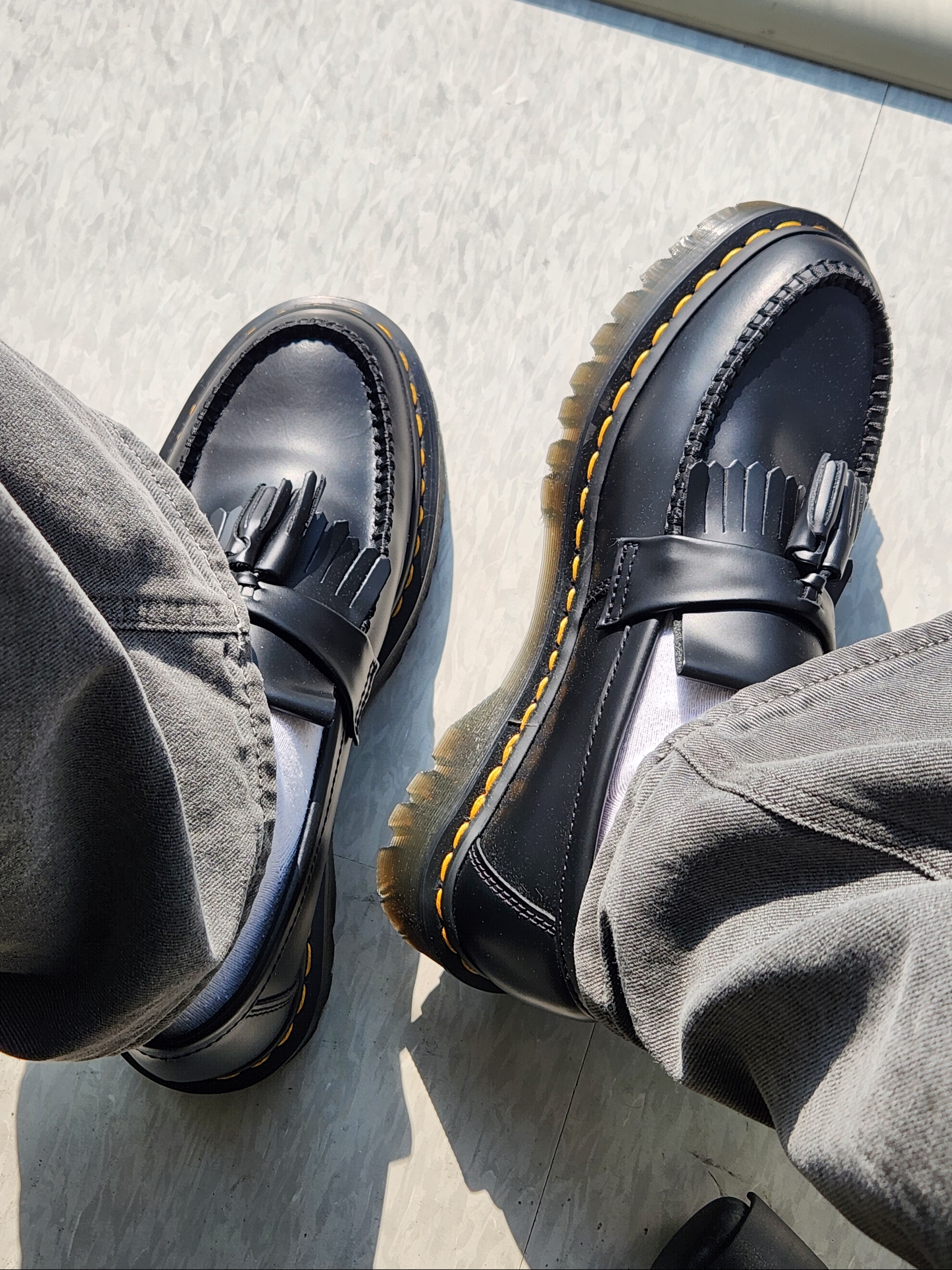 Dr. Martens Adrian Bex Smooth Leather Tassel Loafers Black 착용 스타일 - 2