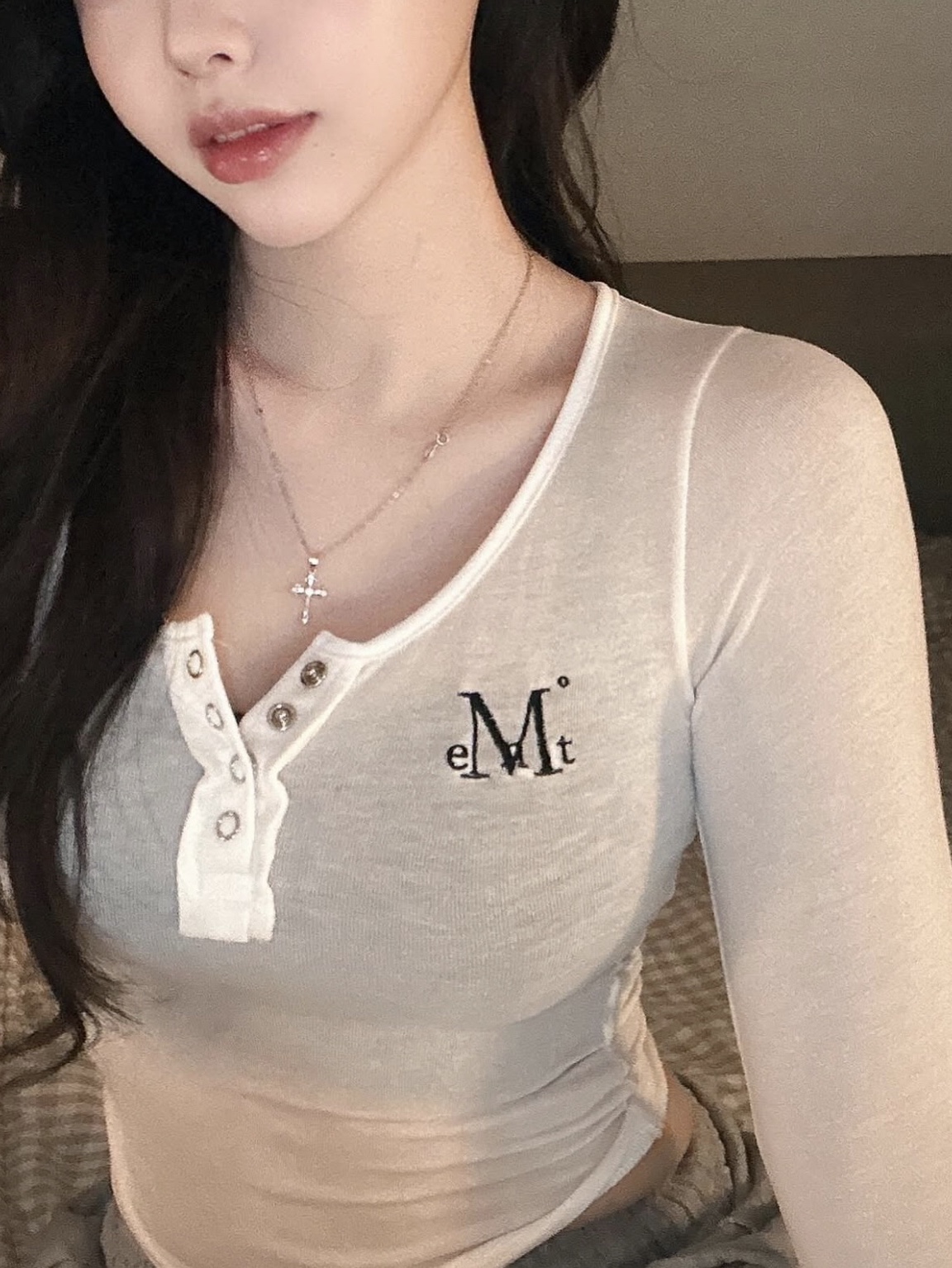 MUCENT Haring Signature Logo Snap Button U Neck T White 착용 스타일 - 1