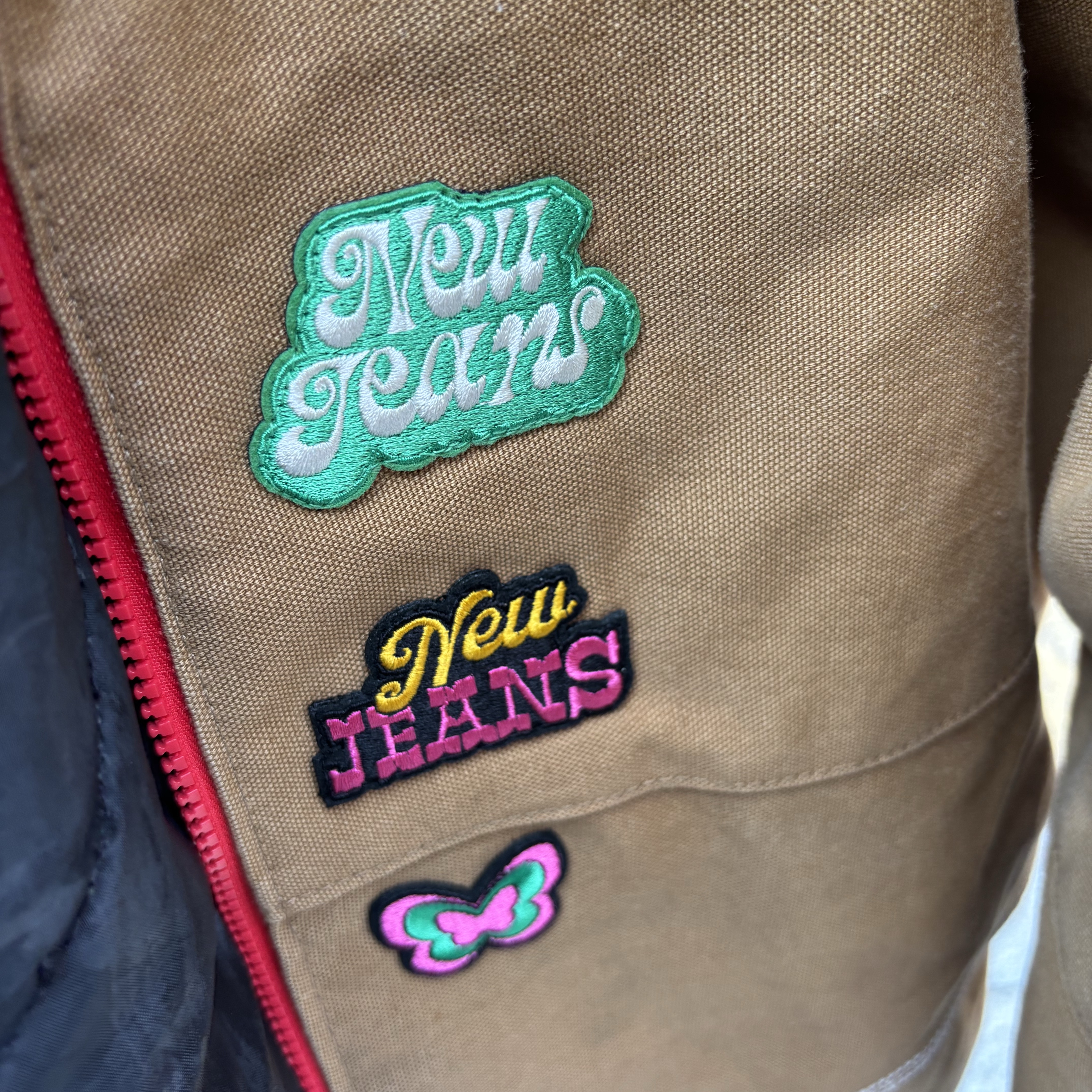NewJeans Get Up Coller Butterfly Wappen Reverse Sticon (Set of 2) 착용 스타일