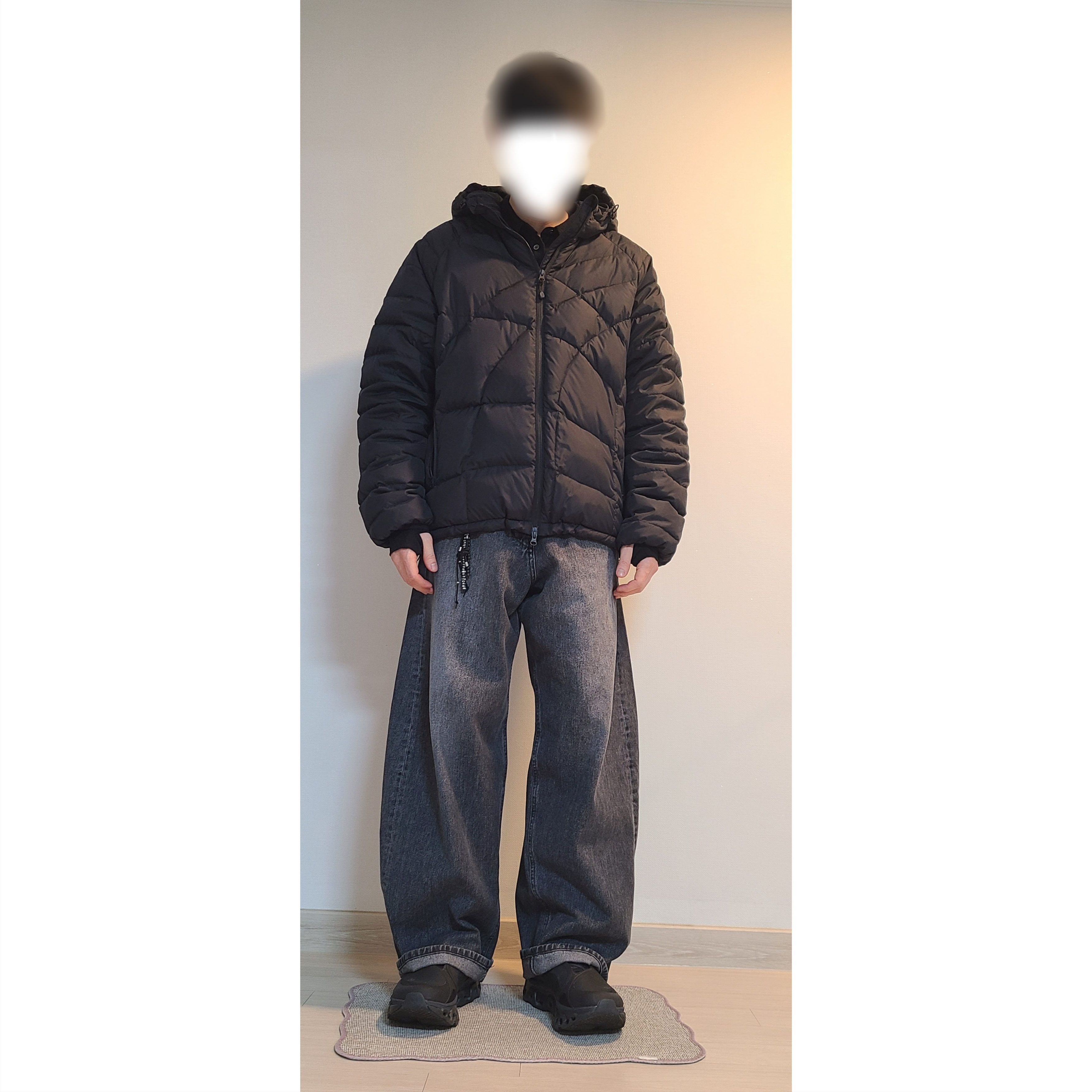 해칭룸 웹 구스 다운 퍼퍼 블랙, 해칭룸 와이드 커브진 워시드 블랙 착용 스타일 - 2