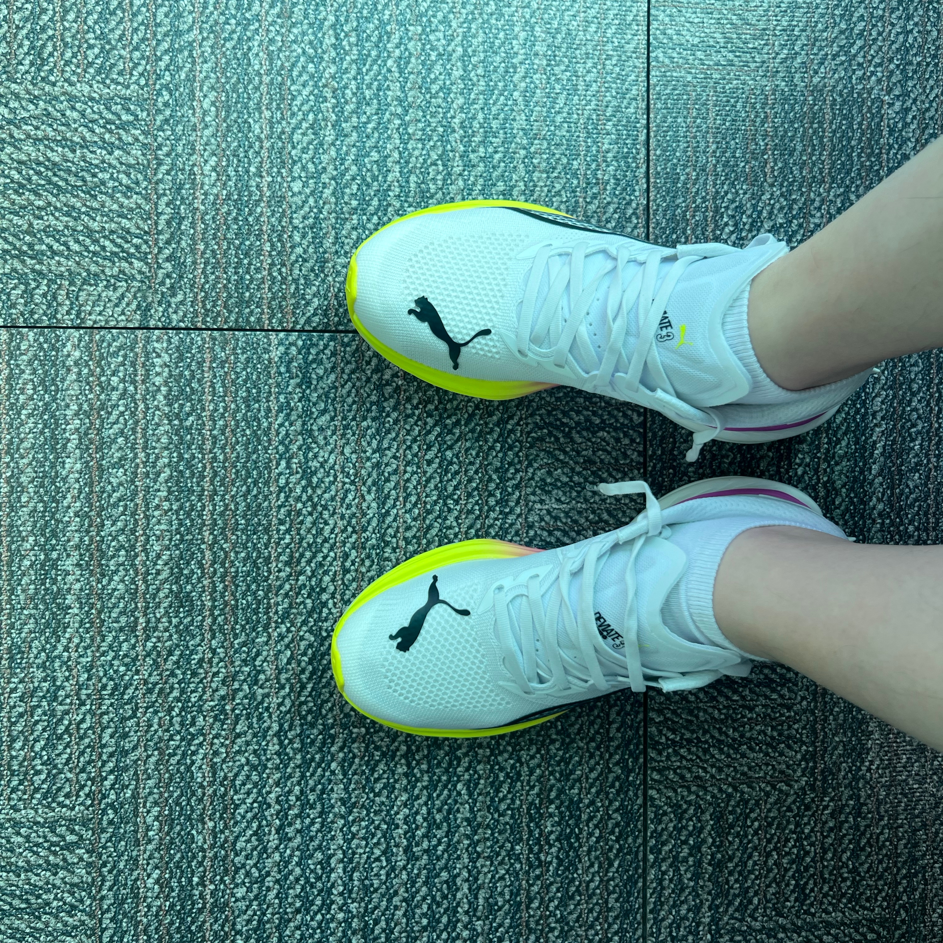 Puma Deviate Nitro 3 Puma White Yellow Alert 착용 스타일 - 2