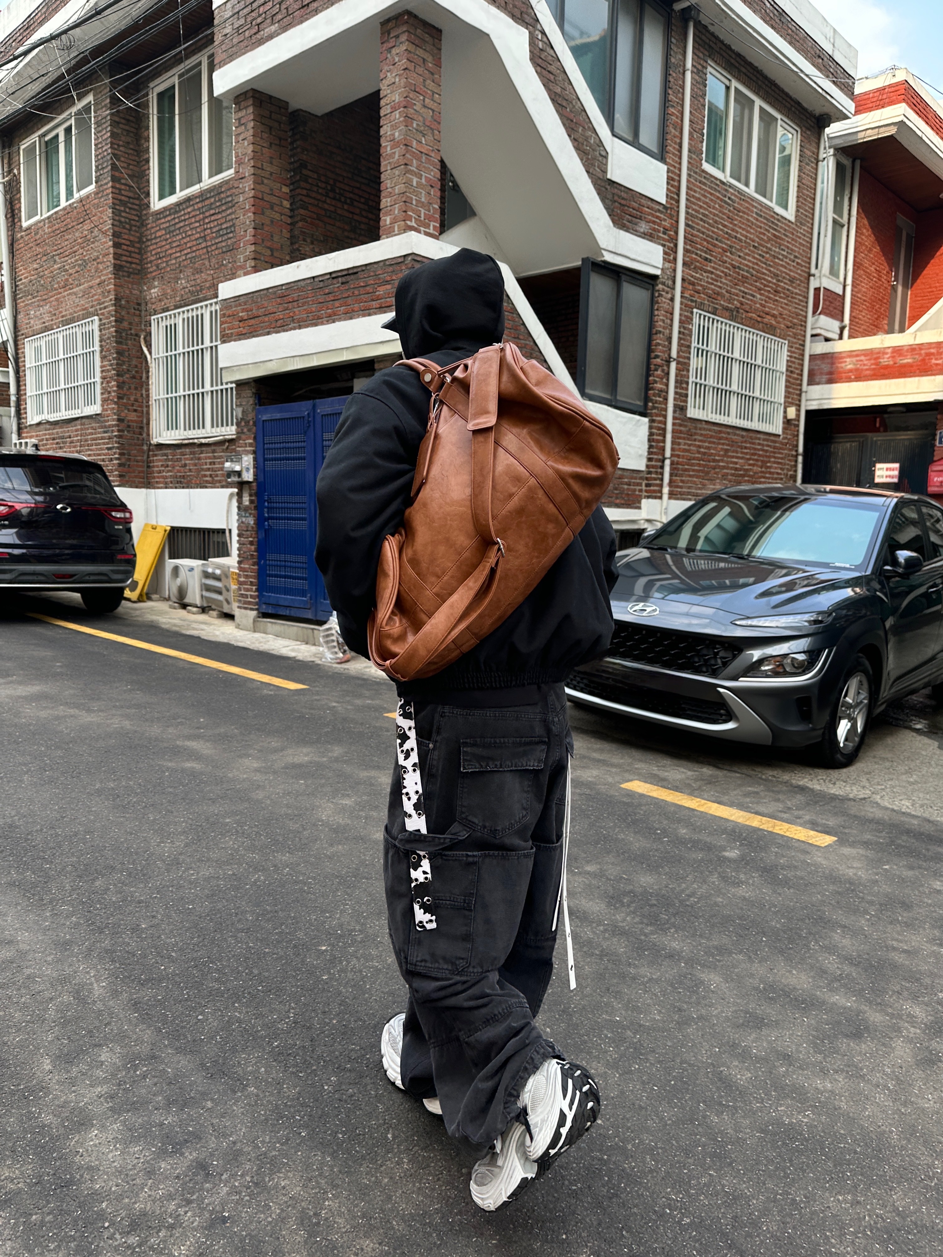 Nonnod Moleskine Bomber Jacket Matt Black, Kamien x MJD Double Hole Belt Oreo Calf Hair 착용 스타일 - 3