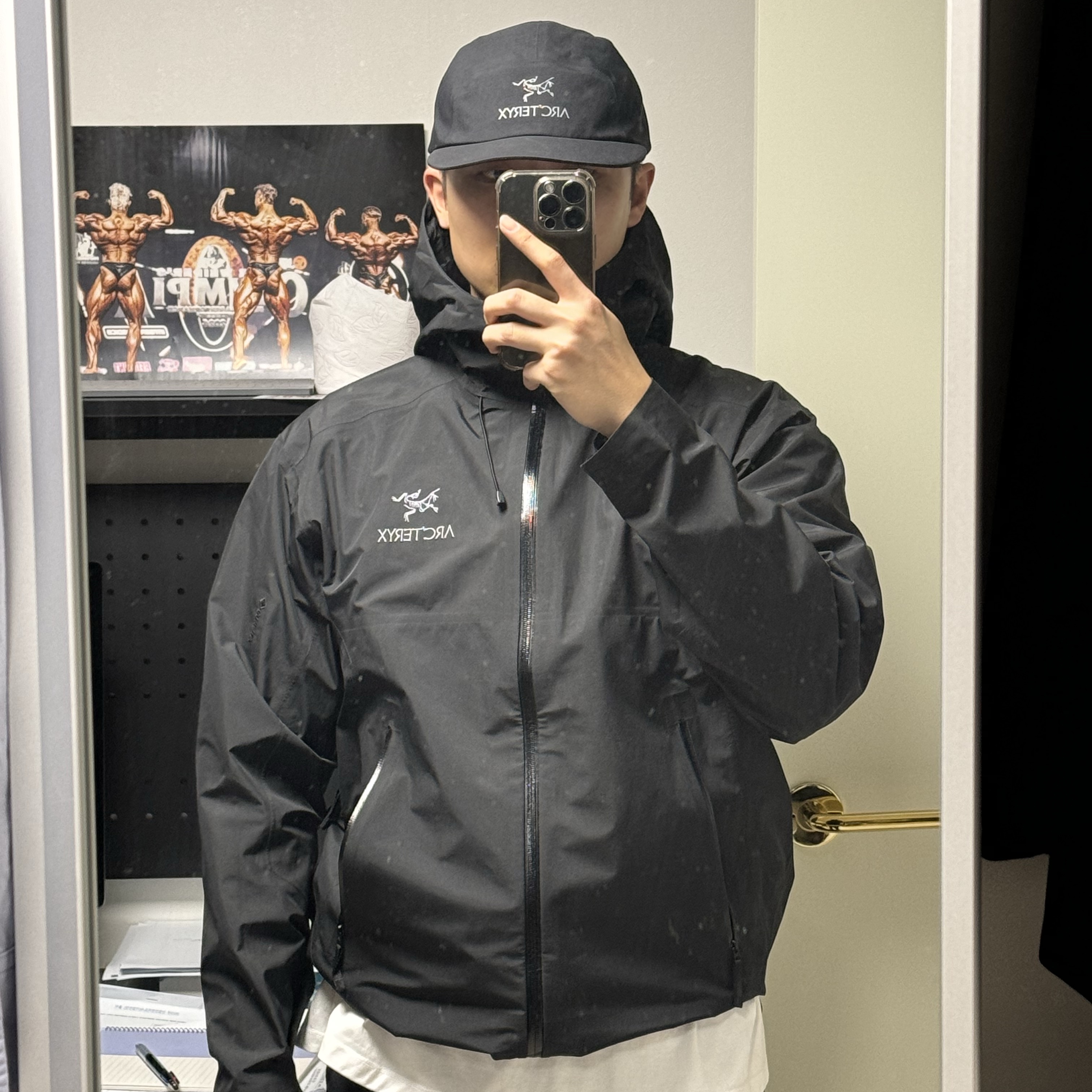 Arc'teryx Beta LT Jacket Black, Arc'teryx Gore 5 Panel Cap Black 착용 스타일