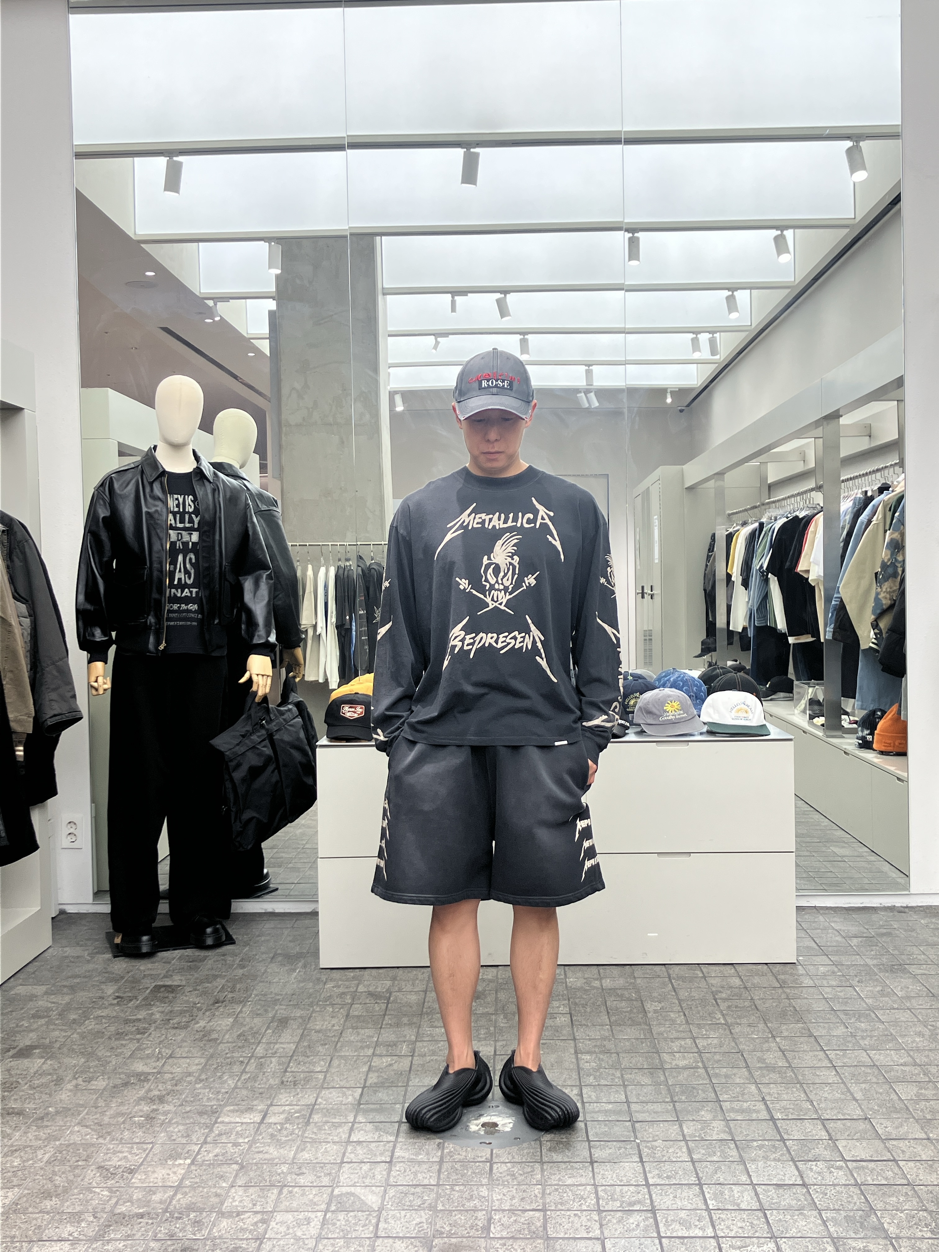Martine Rose Roll Back Cap Grey And Red - 25SS, Martine Rose Roll Back Cap Black Orange - 25SS 착용 스타일 - 4