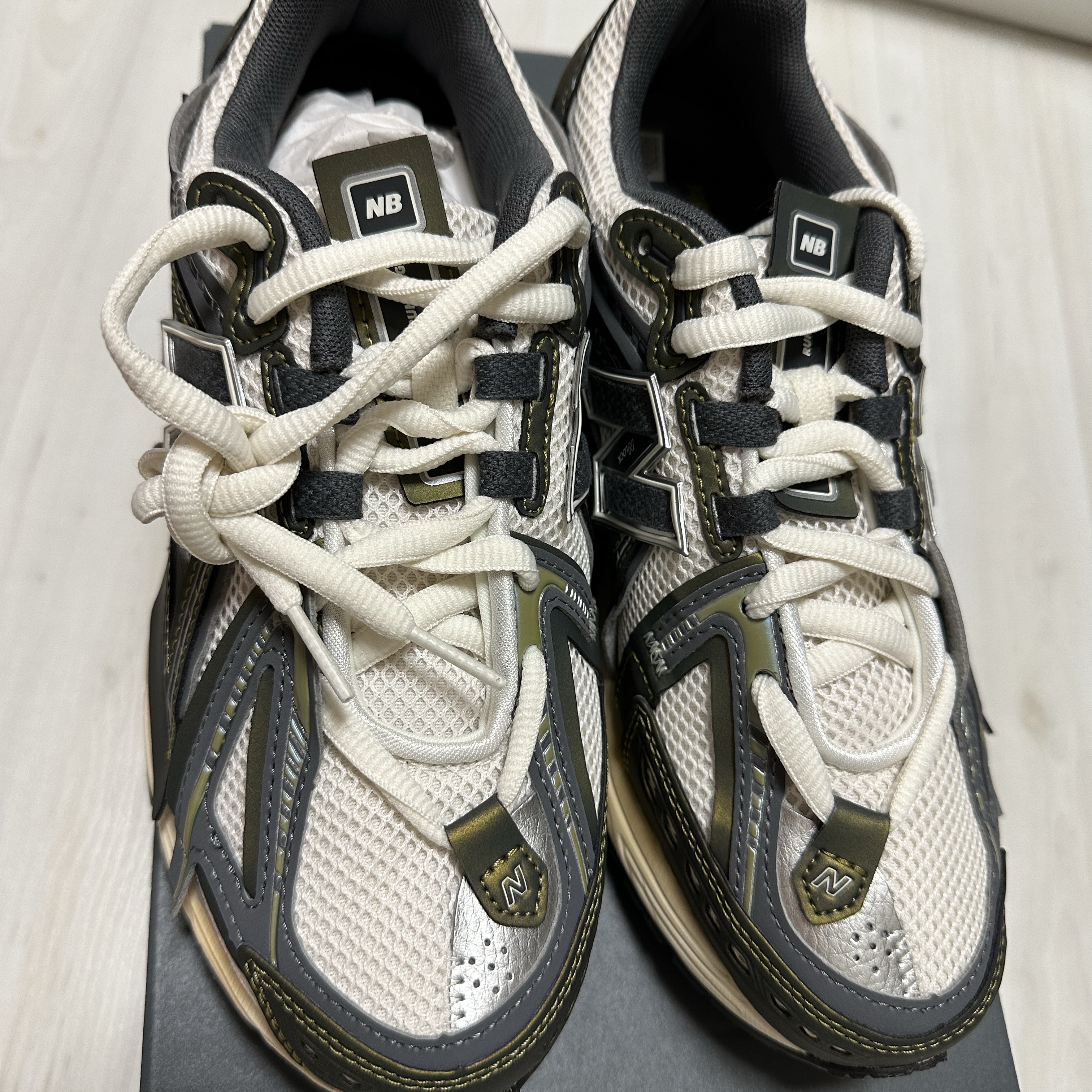 New Balance 1906A Olive Juice Sea Salt 착용 스타일 - 3