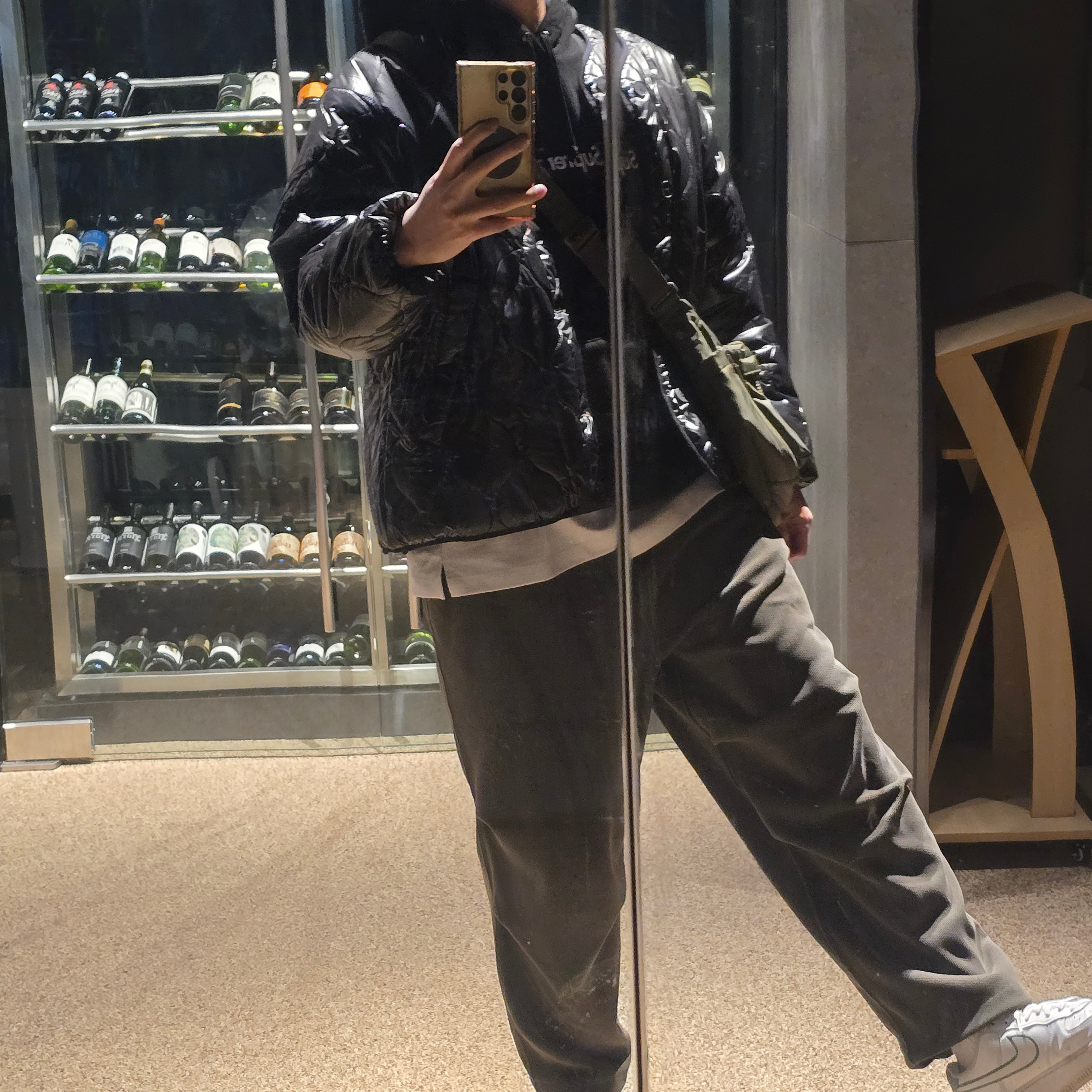 Supreme Box Logo Hooded Sweatshirt Black - 24FW, Uniqlo Multi Pocket Shoulder Bag Olive 착용 스타일 - 1