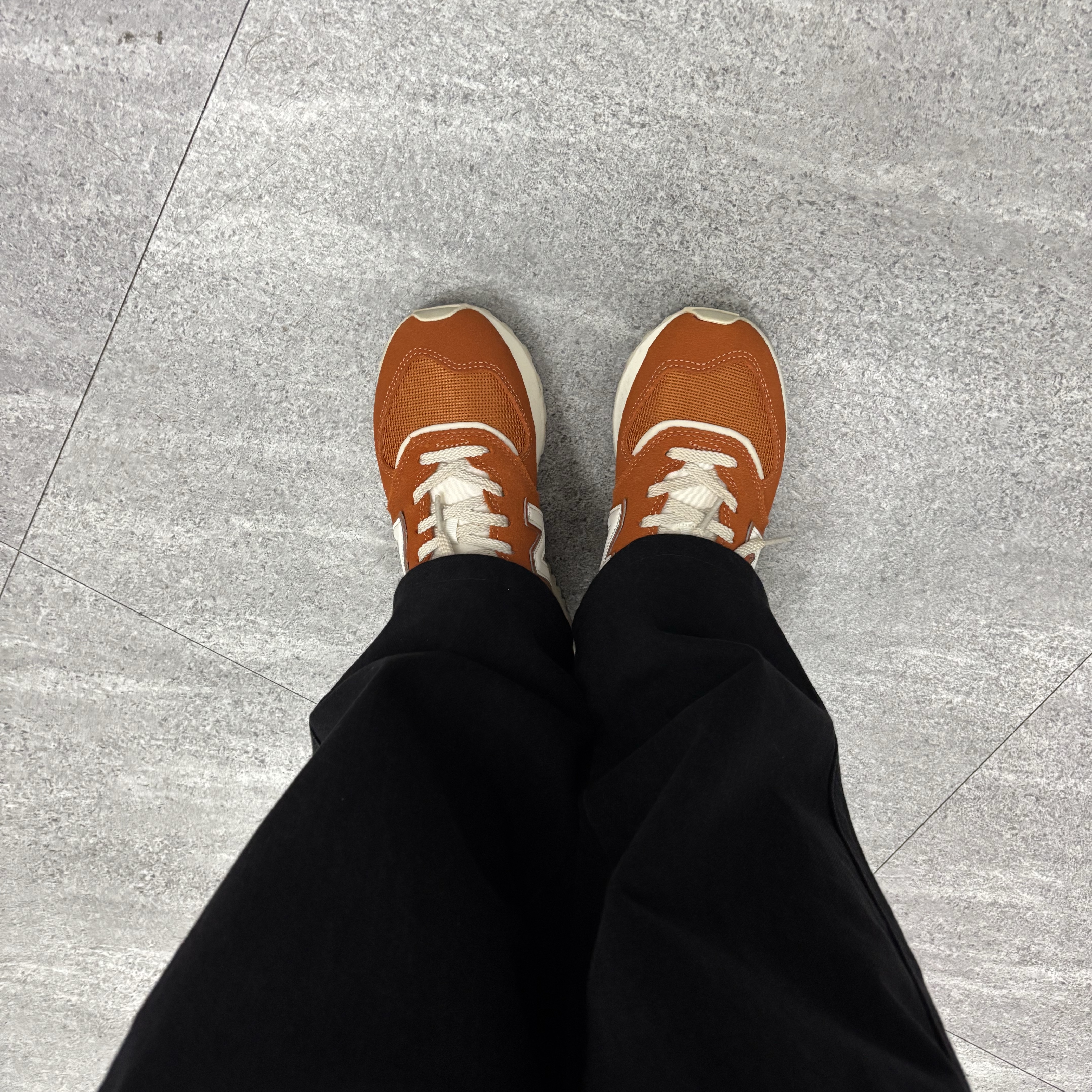 New Balance 574 Legacy Brown White 착용 스타일 - 2