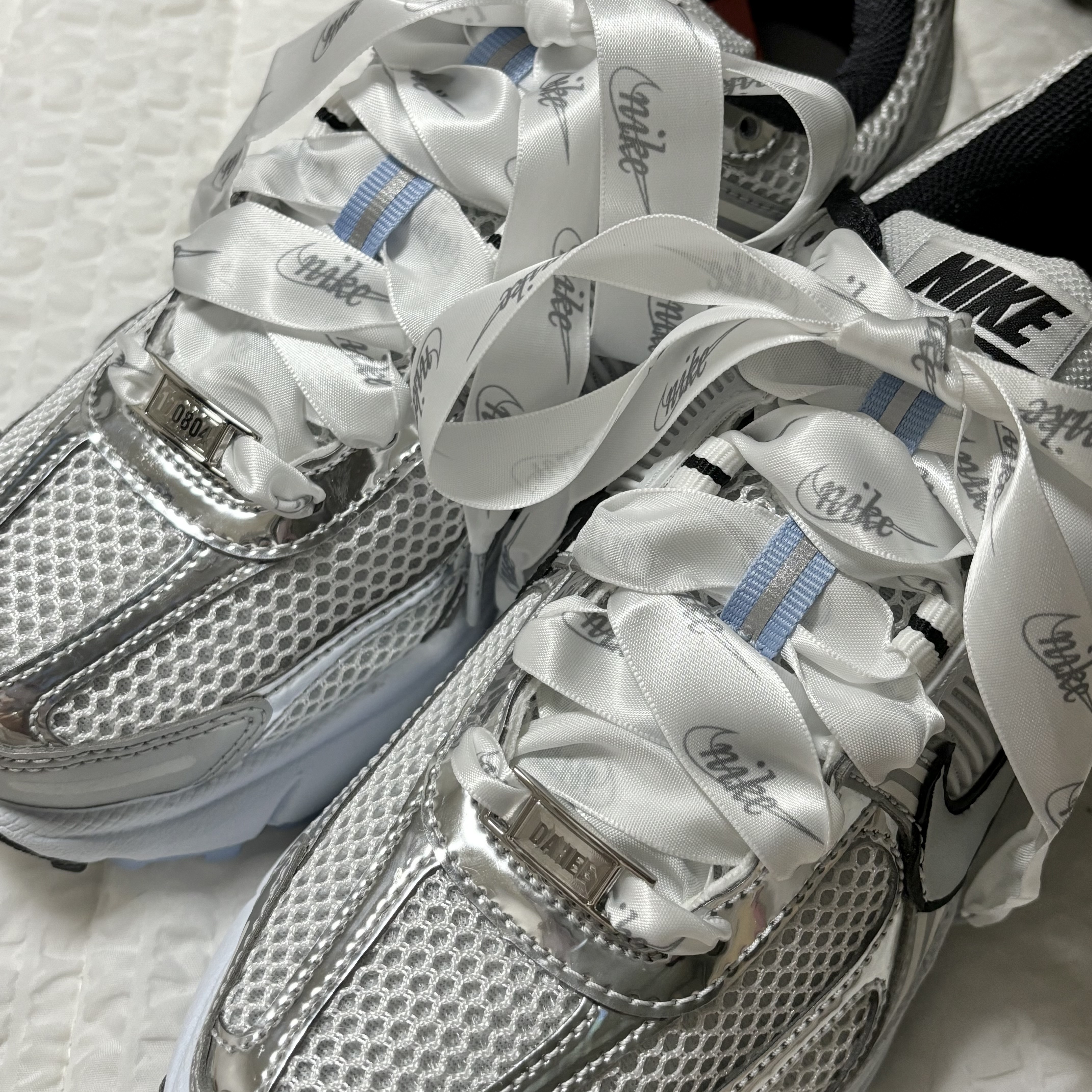 (W) Nike Zoom Vomero 5 White Metallic Silver 착용 스타일